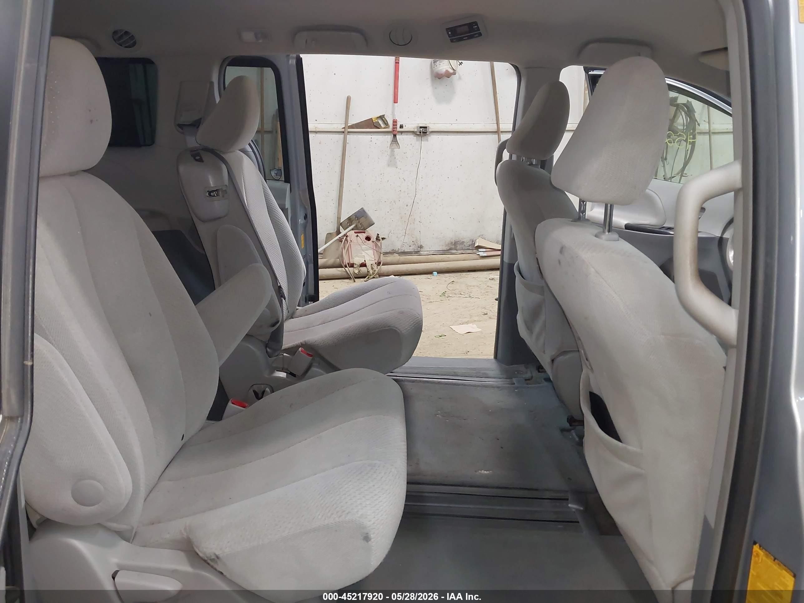 2013 Toyota Sienna Le V6 8 Passenger Silver vin: 5TDKK3DC1DS403593