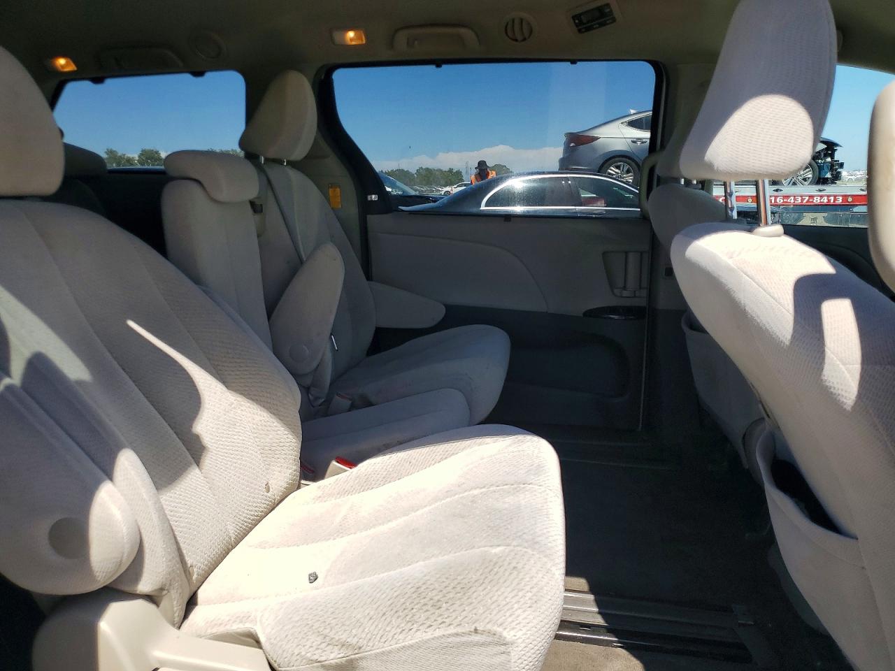 2014 Toyota Sienna Le White vin: 5TDKK3DC1ES407371