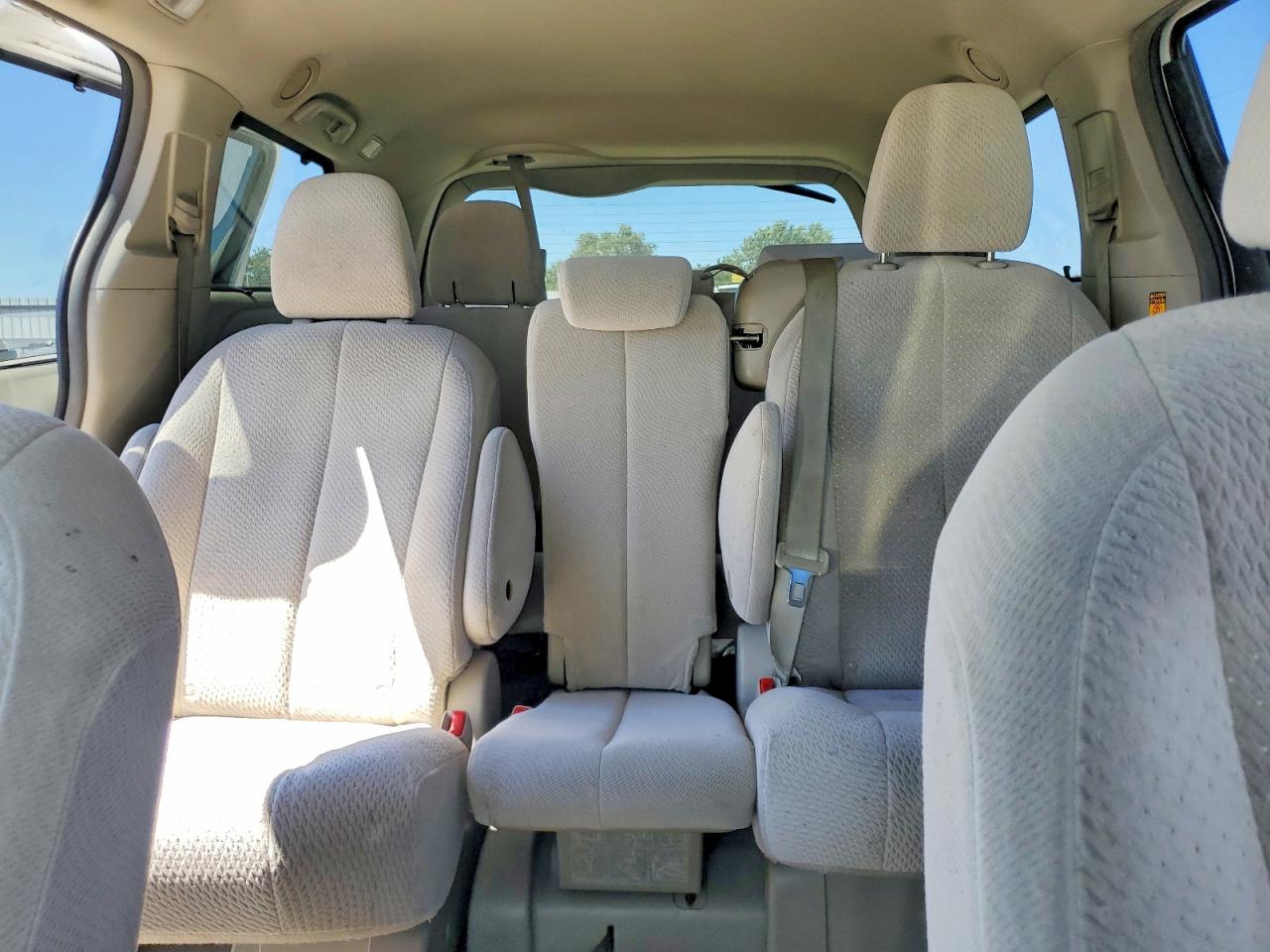 2014 Toyota Sienna Le White vin: 5TDKK3DC1ES407371