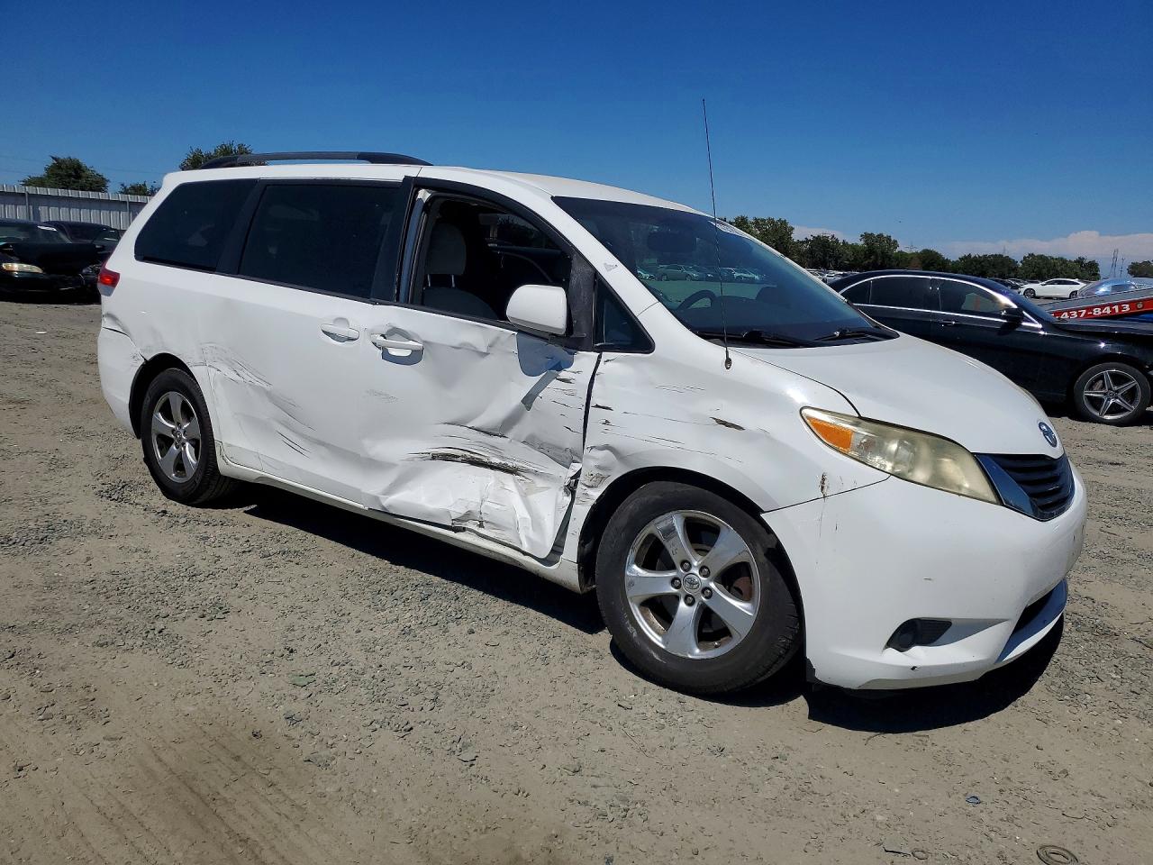 2014 Toyota Sienna Le White vin: 5TDKK3DC1ES407371