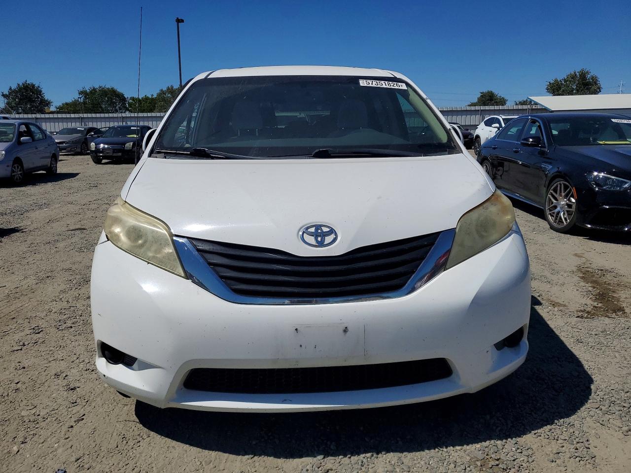 2014 Toyota Sienna Le White vin: 5TDKK3DC1ES407371