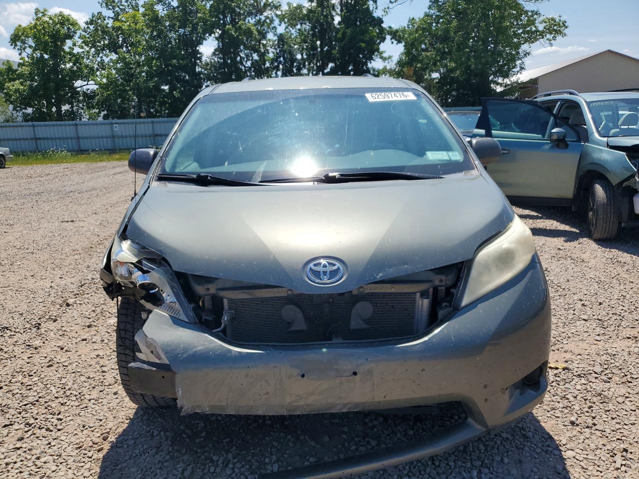 2014 Toyota Sienna Le Green vin: 5TDKK3DC1ES416748