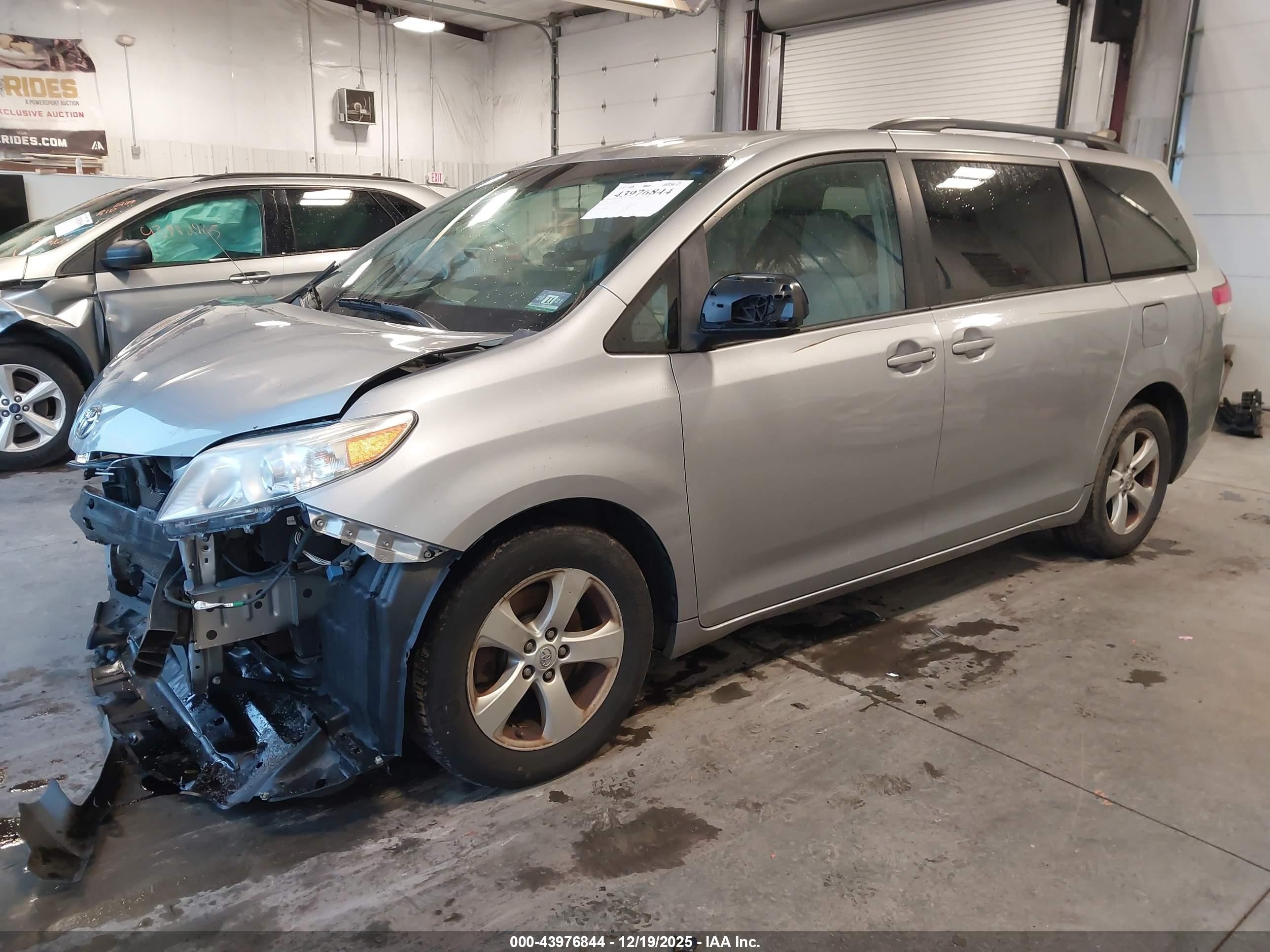 2014 Toyota Sienna Le V6 8 Passenger Silver vin: 5TDKK3DC1ES458255