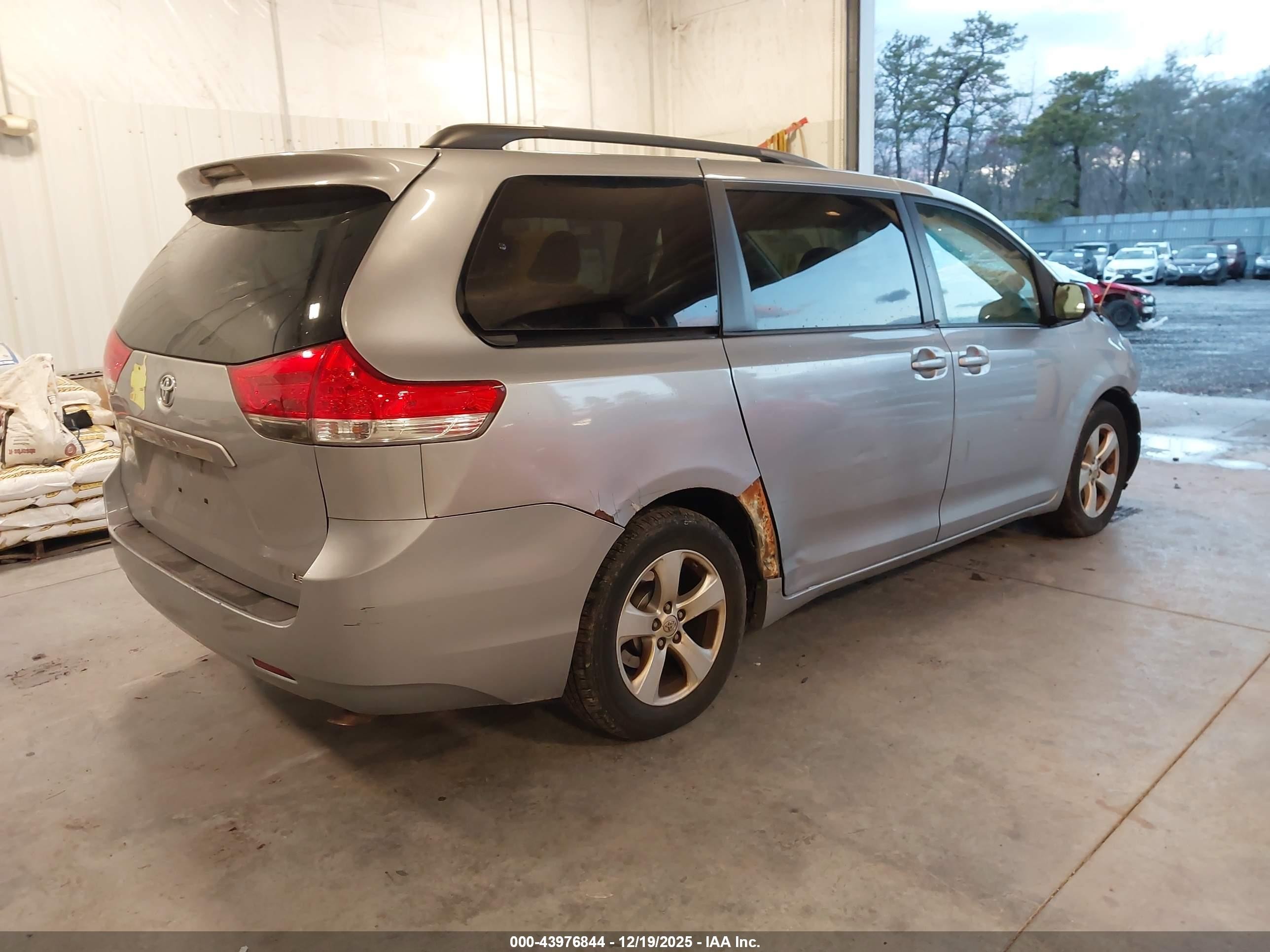 2014 Toyota Sienna Le V6 8 Passenger Silver vin: 5TDKK3DC1ES458255