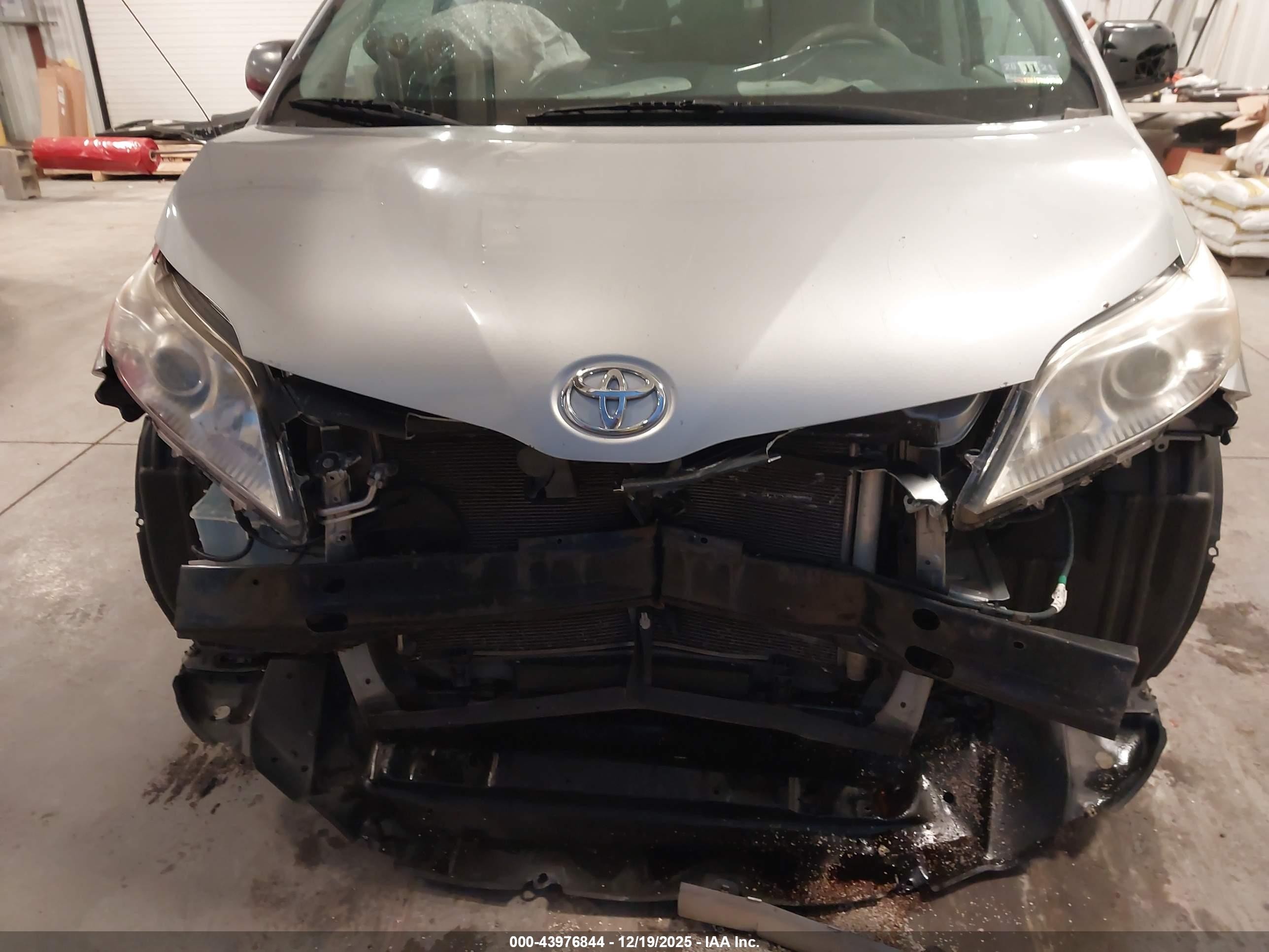 2014 Toyota Sienna Le V6 8 Passenger Silver vin: 5TDKK3DC1ES458255