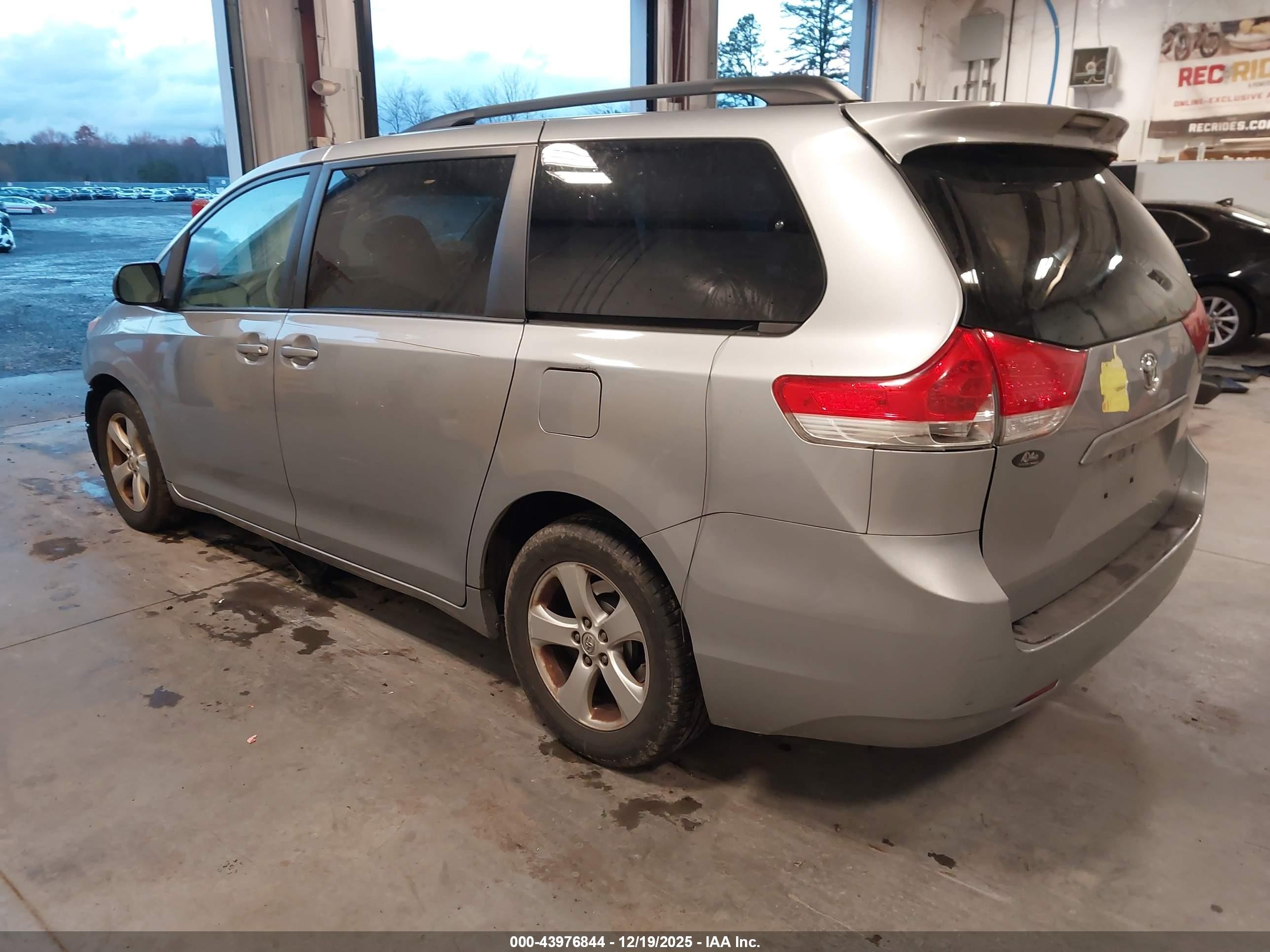 2014 Toyota Sienna Le V6 8 Passenger Silver vin: 5TDKK3DC1ES458255