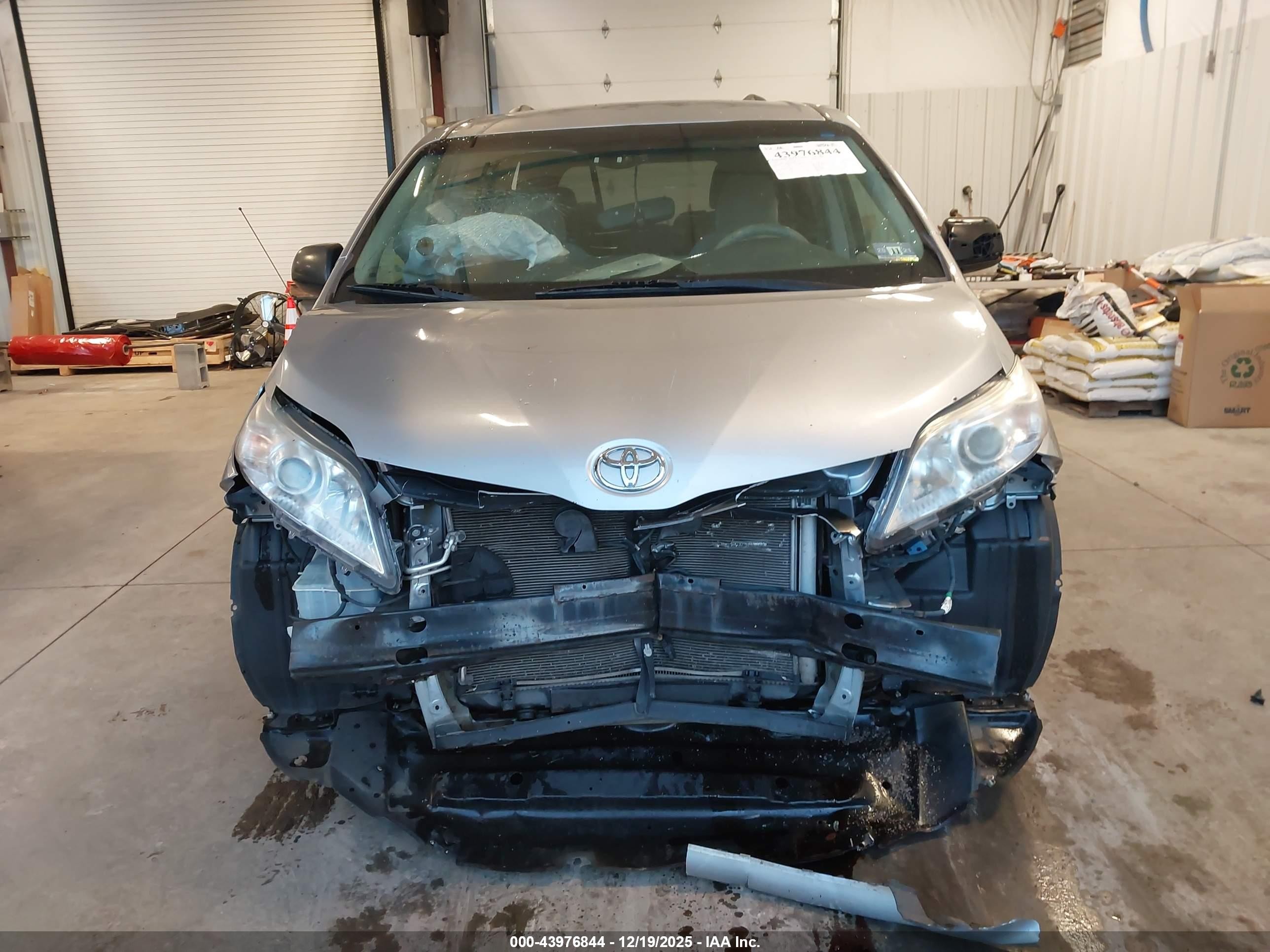 2014 Toyota Sienna Le V6 8 Passenger Silver vin: 5TDKK3DC1ES458255