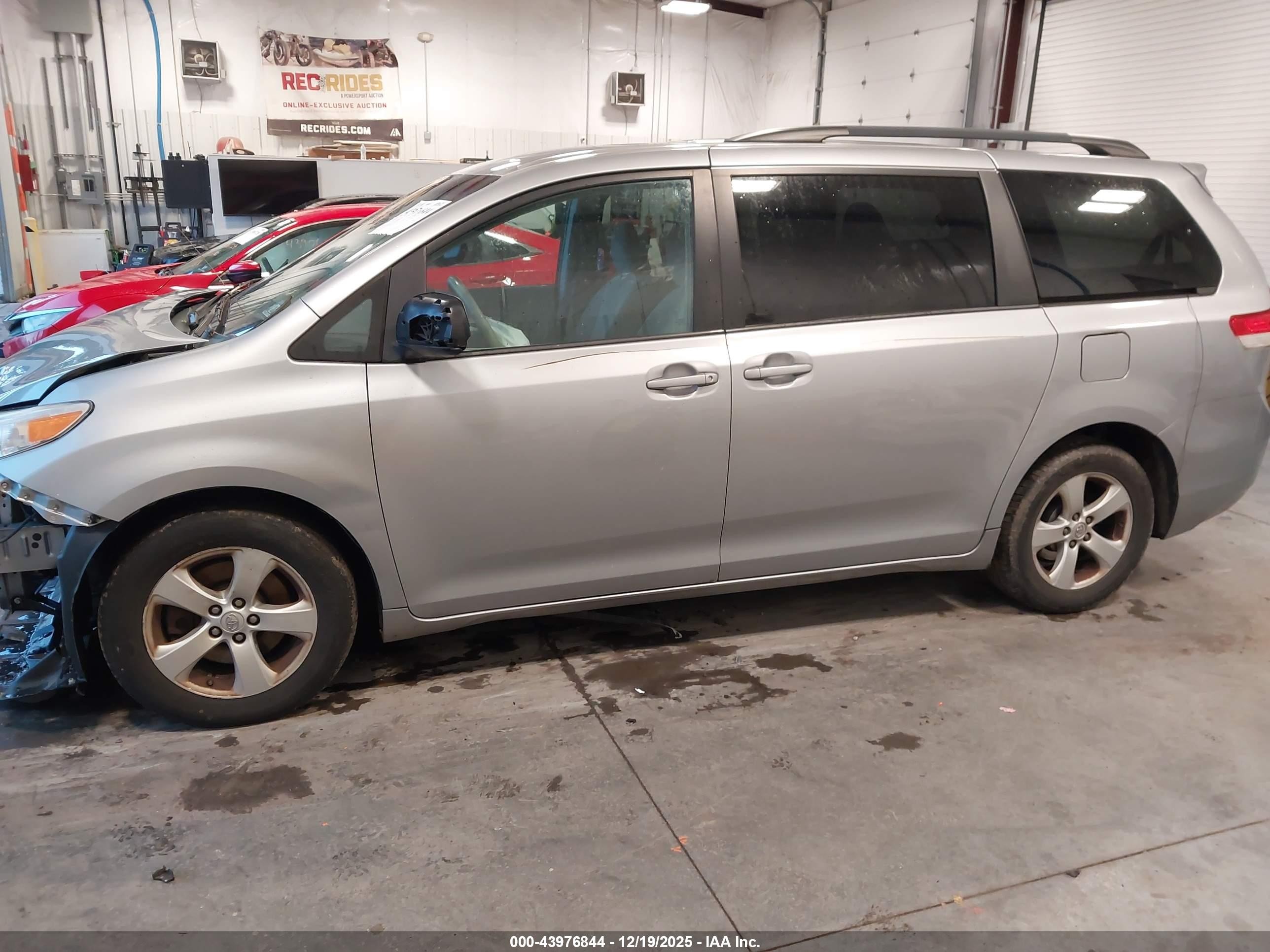 2014 Toyota Sienna Le V6 8 Passenger Silver vin: 5TDKK3DC1ES458255