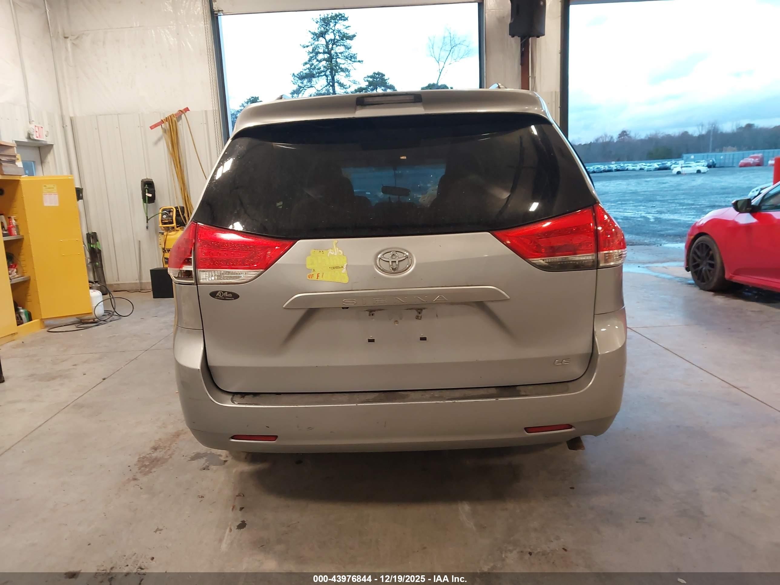 2014 Toyota Sienna Le V6 8 Passenger Silver vin: 5TDKK3DC1ES458255