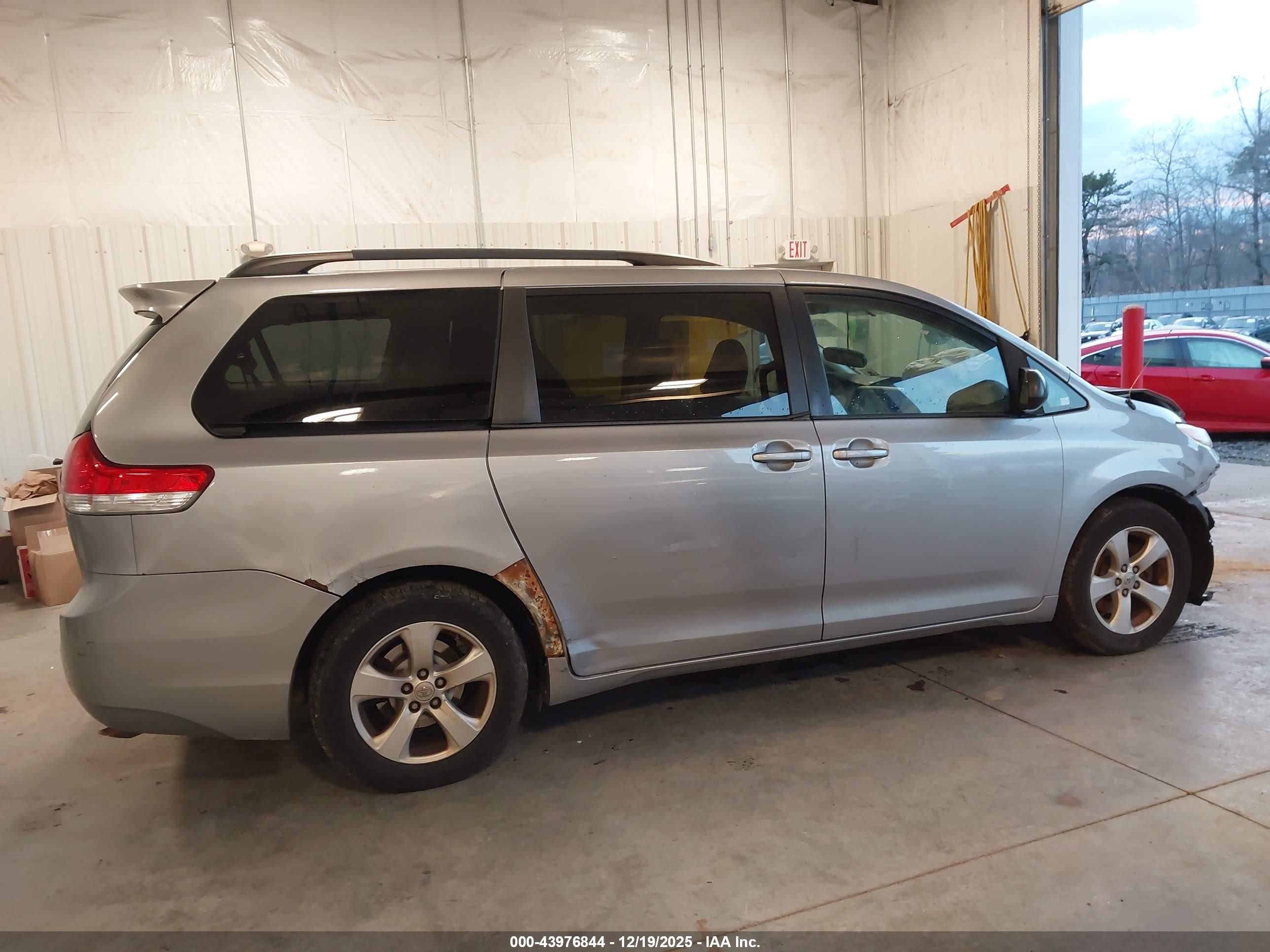 2014 Toyota Sienna Le V6 8 Passenger Silver vin: 5TDKK3DC1ES458255