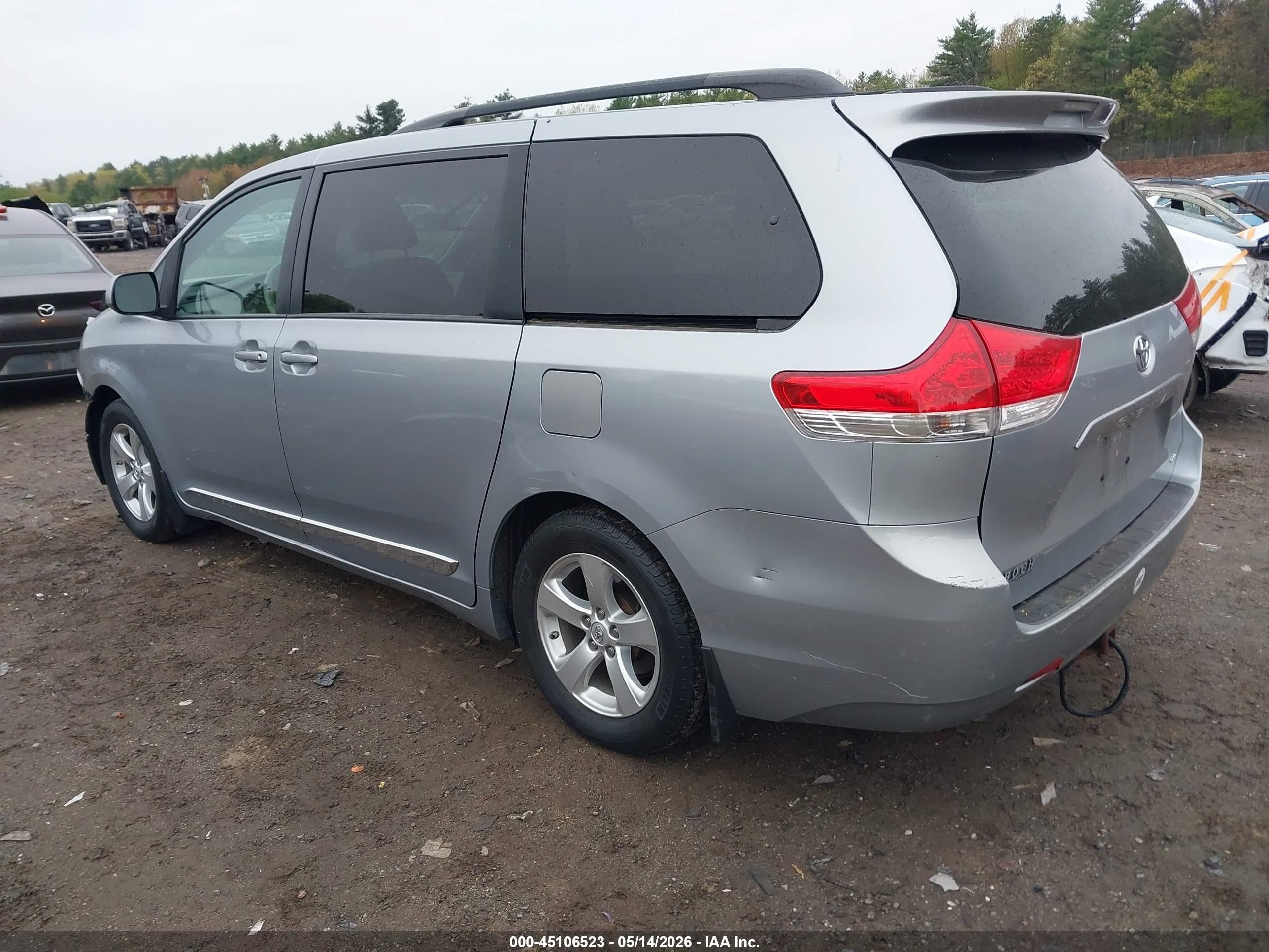 2014 Toyota Sienna Le V6 8 Passenger Silver vin: 5TDKK3DC1ES458658