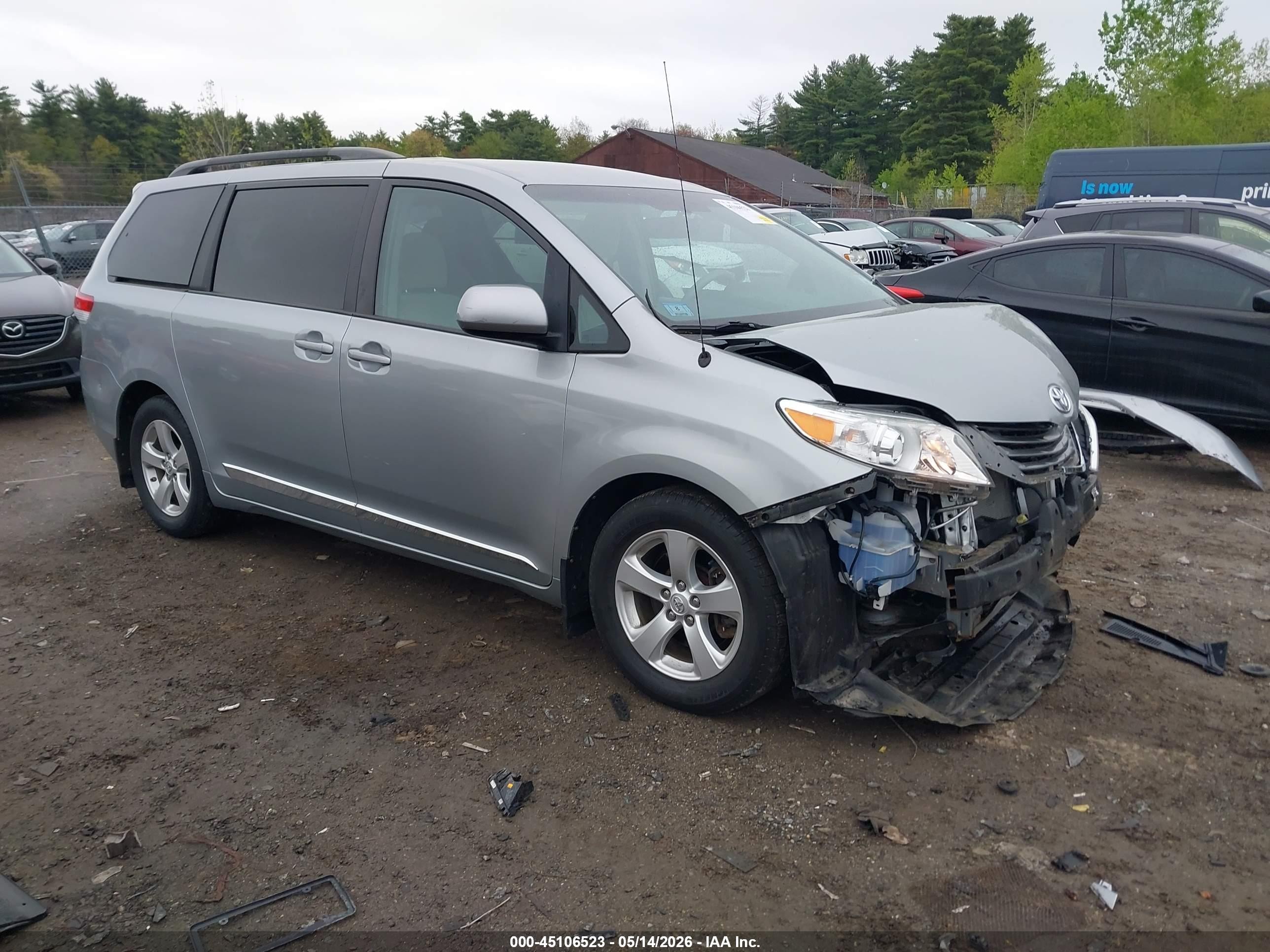 2014 Toyota Sienna Le V6 8 Passenger Silver vin: 5TDKK3DC1ES458658