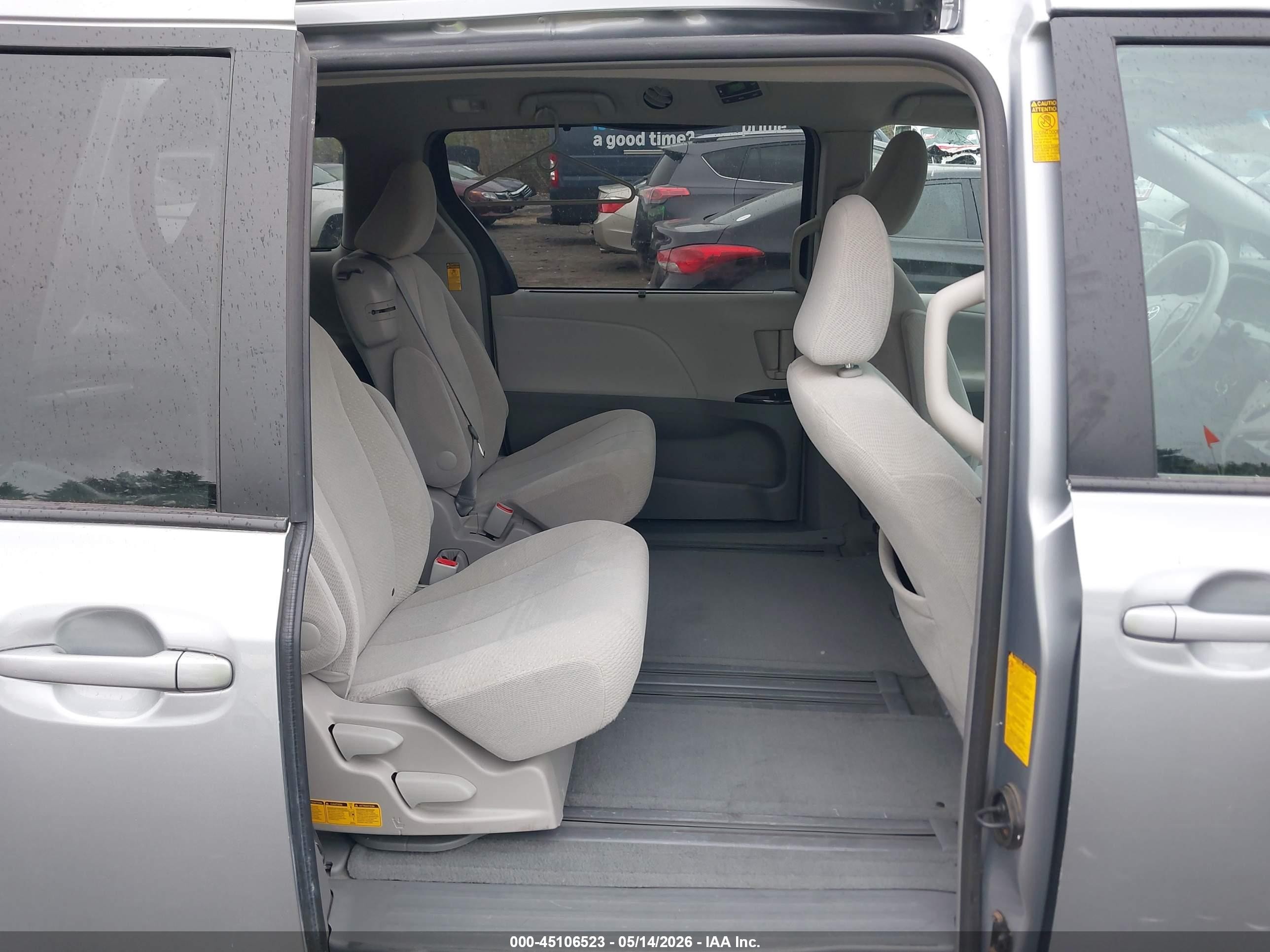 2014 Toyota Sienna Le V6 8 Passenger Silver vin: 5TDKK3DC1ES458658
