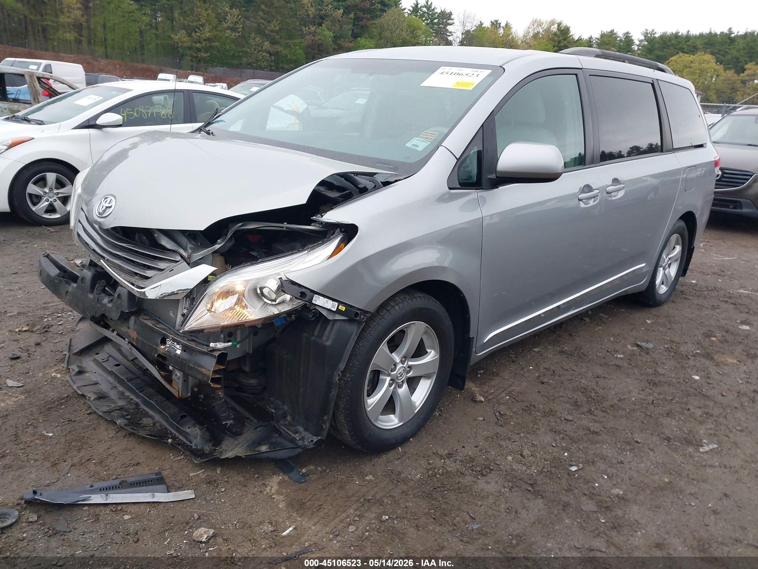 2014 Toyota Sienna Le V6 8 Passenger Silver vin: 5TDKK3DC1ES458658