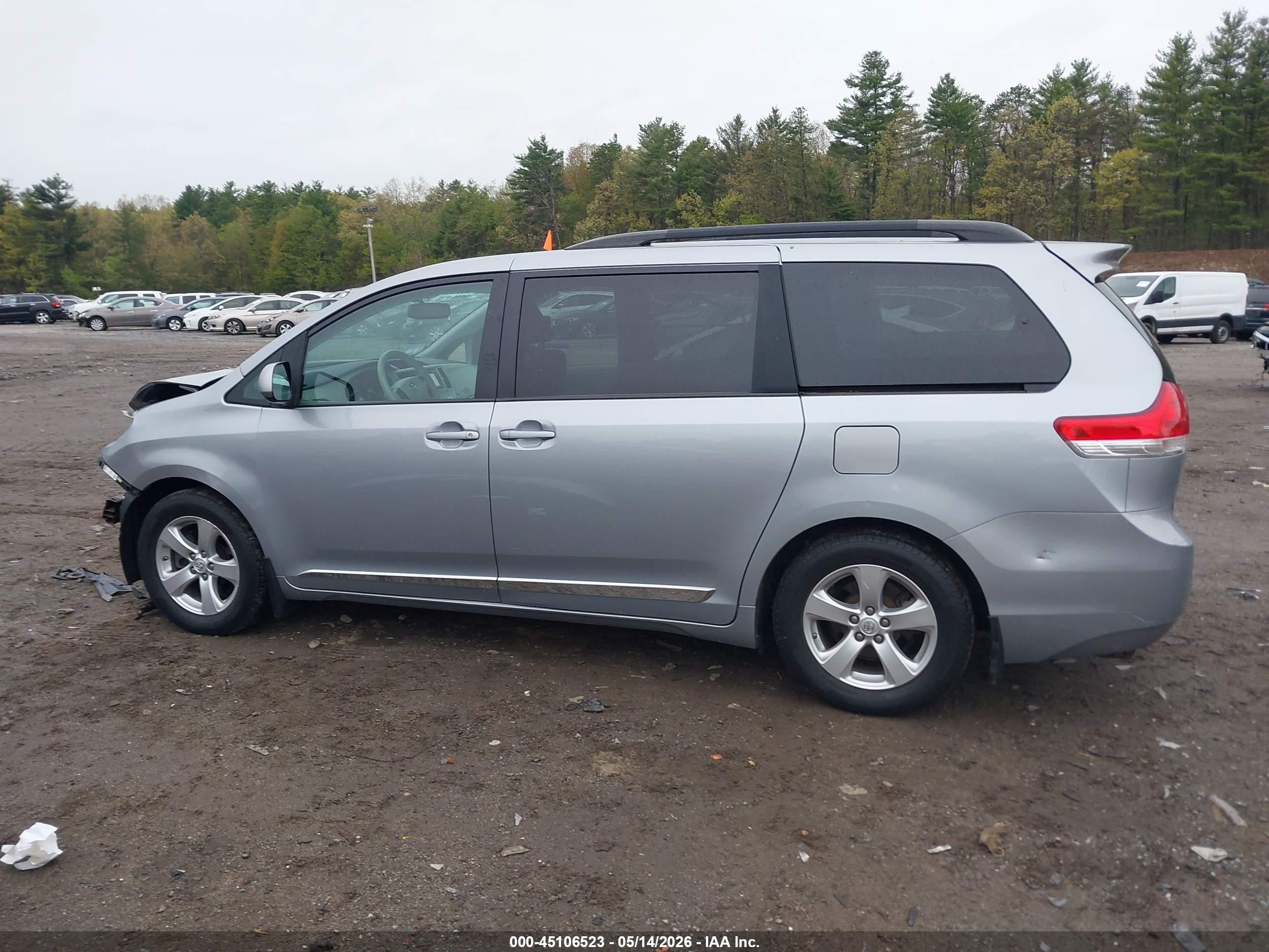2014 Toyota Sienna Le V6 8 Passenger Silver vin: 5TDKK3DC1ES458658