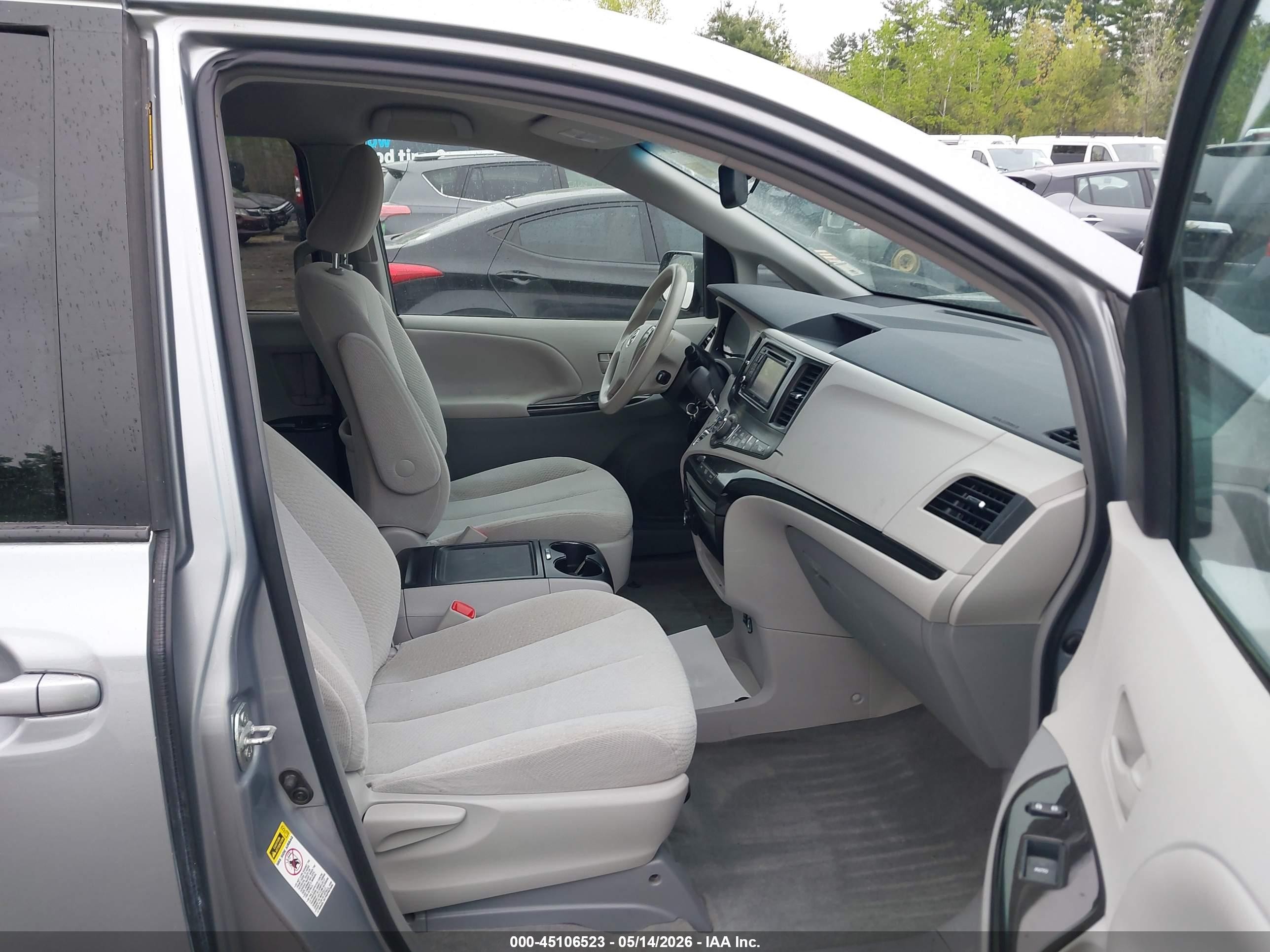 2014 Toyota Sienna Le V6 8 Passenger Silver vin: 5TDKK3DC1ES458658