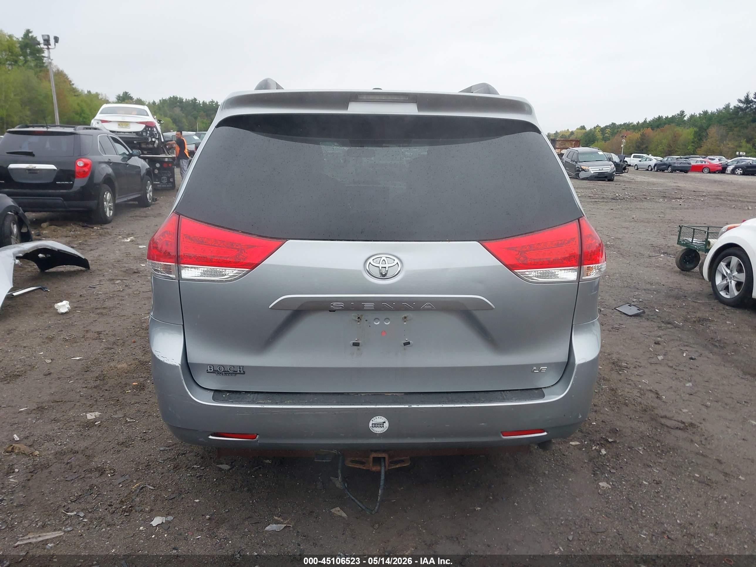 2014 Toyota Sienna Le V6 8 Passenger Silver vin: 5TDKK3DC1ES458658