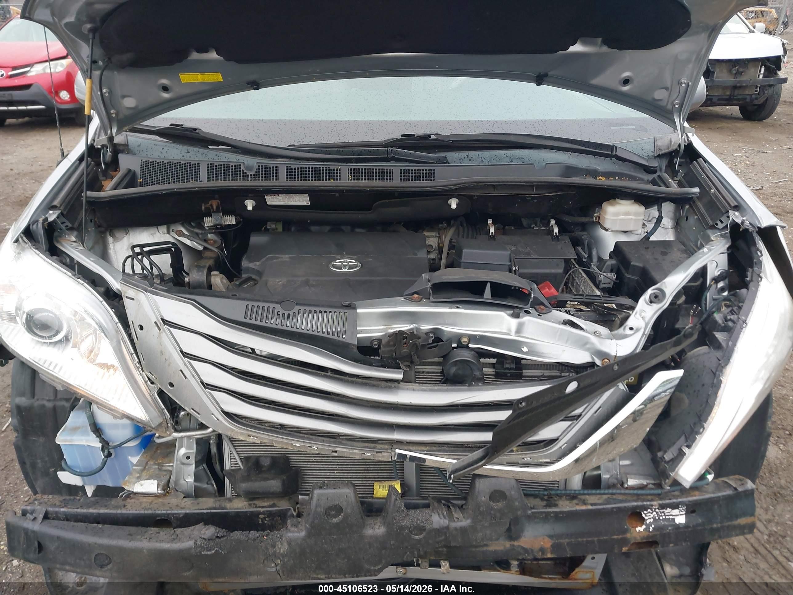 2014 Toyota Sienna Le V6 8 Passenger Silver vin: 5TDKK3DC1ES458658