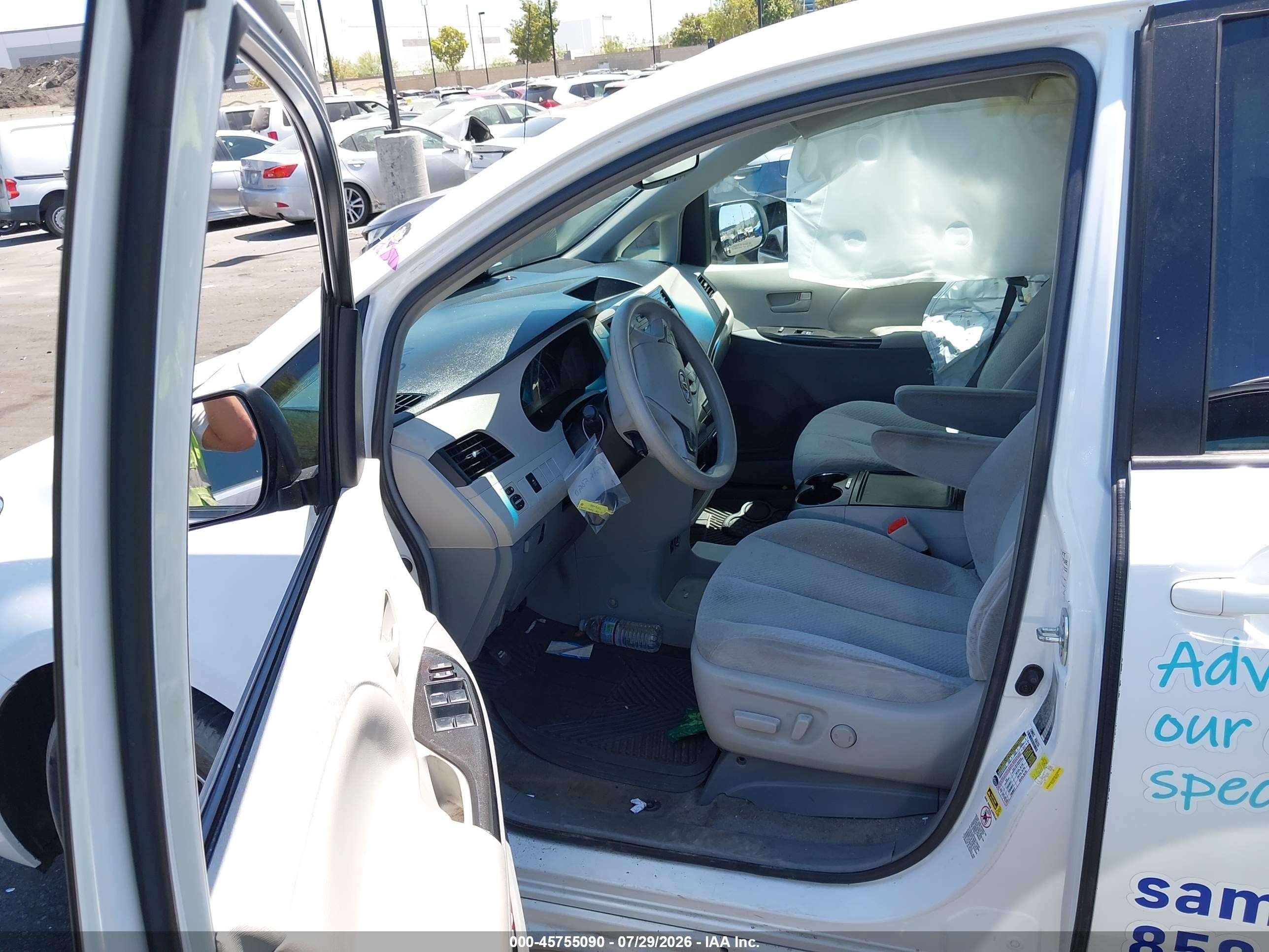 2014 Toyota Sienna Le V6 8 Passenger White vin: 5TDKK3DC1ES467053