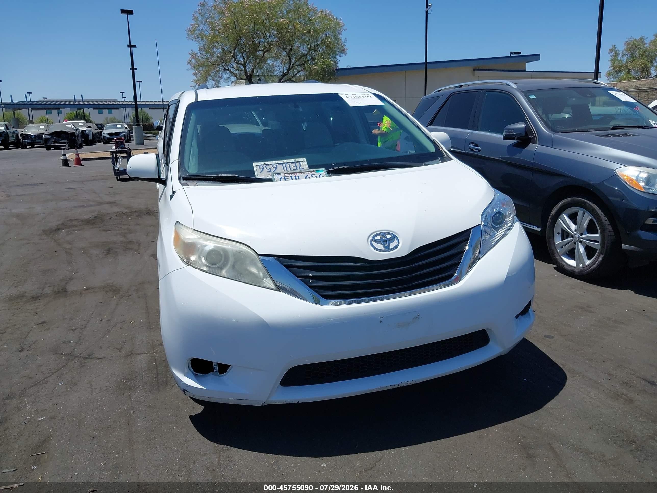 2014 Toyota Sienna Le V6 8 Passenger White vin: 5TDKK3DC1ES467053