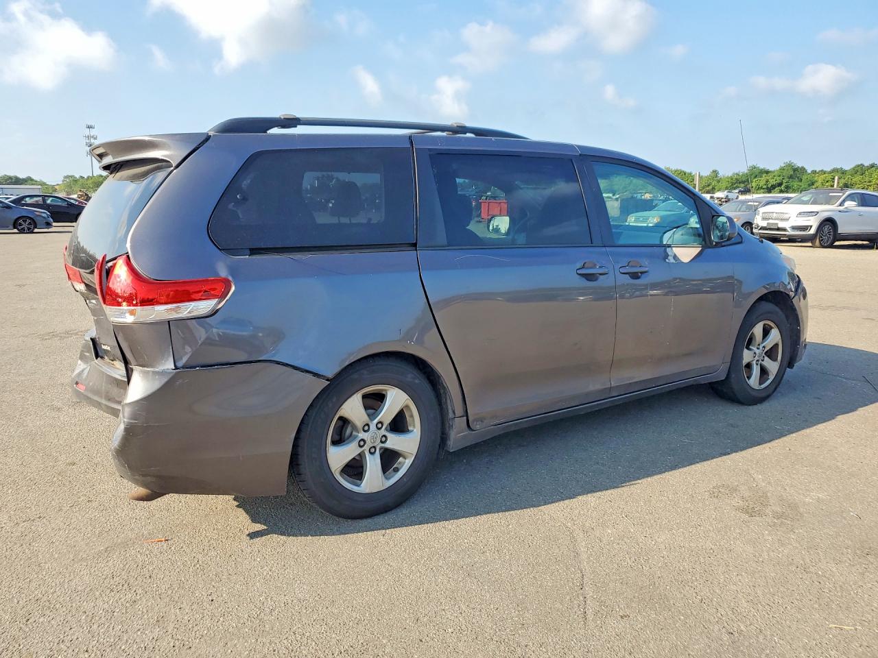 2014 Toyota Sienna Le Gray vin: 5TDKK3DC1ES499839
