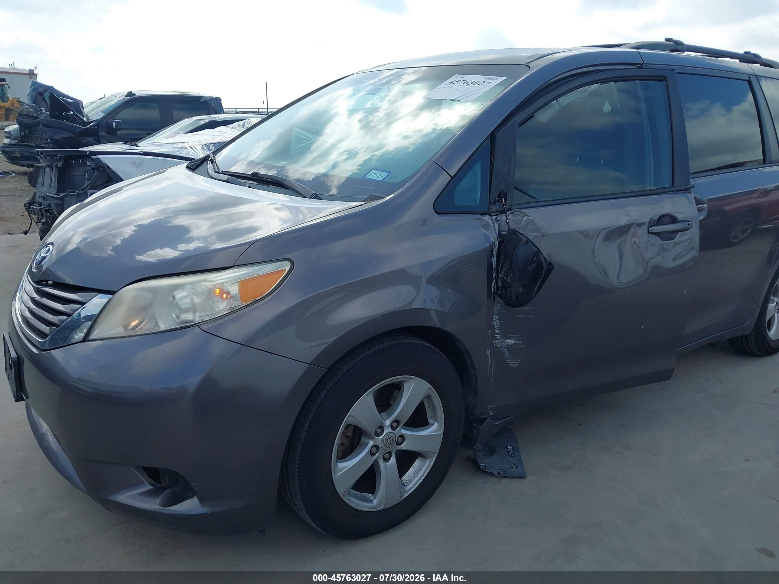 2015 Toyota Sienna Le 8 Passenger Gray vin: 5TDKK3DC1FS528340
