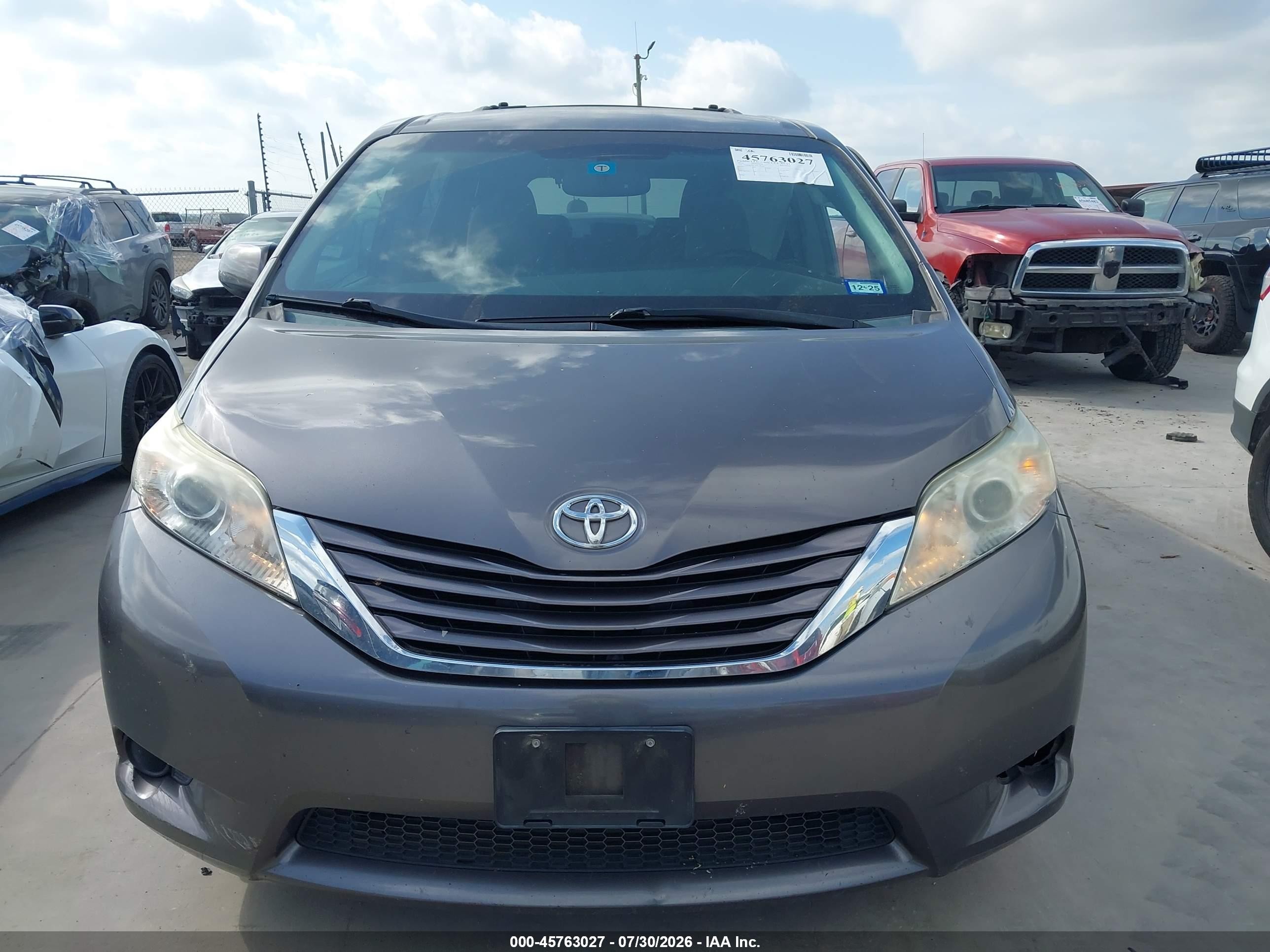 2015 Toyota Sienna Le 8 Passenger Gray vin: 5TDKK3DC1FS528340