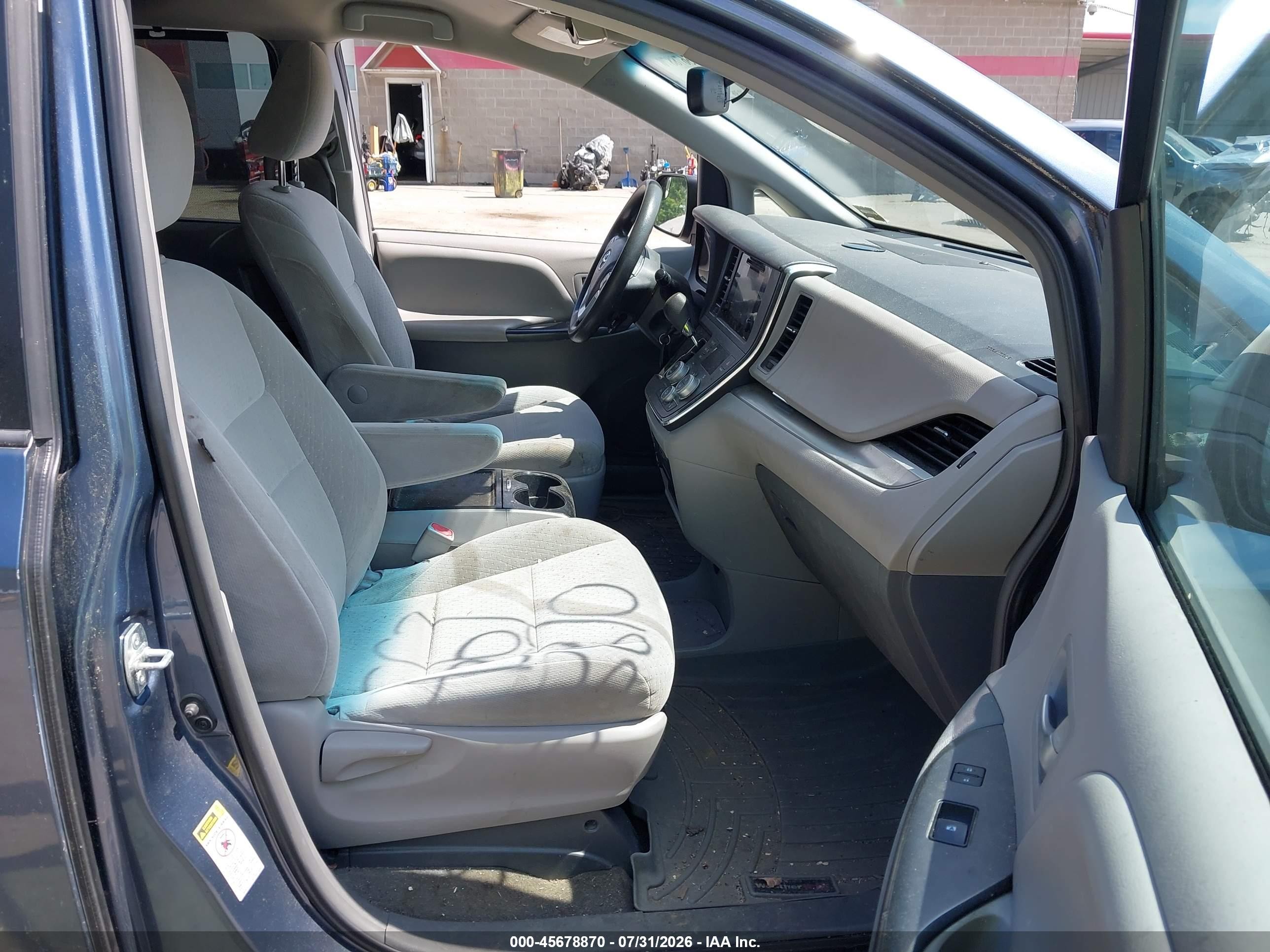2015 Toyota Sienna Le 8 Passenger Blue vin: 5TDKK3DC1FS540990