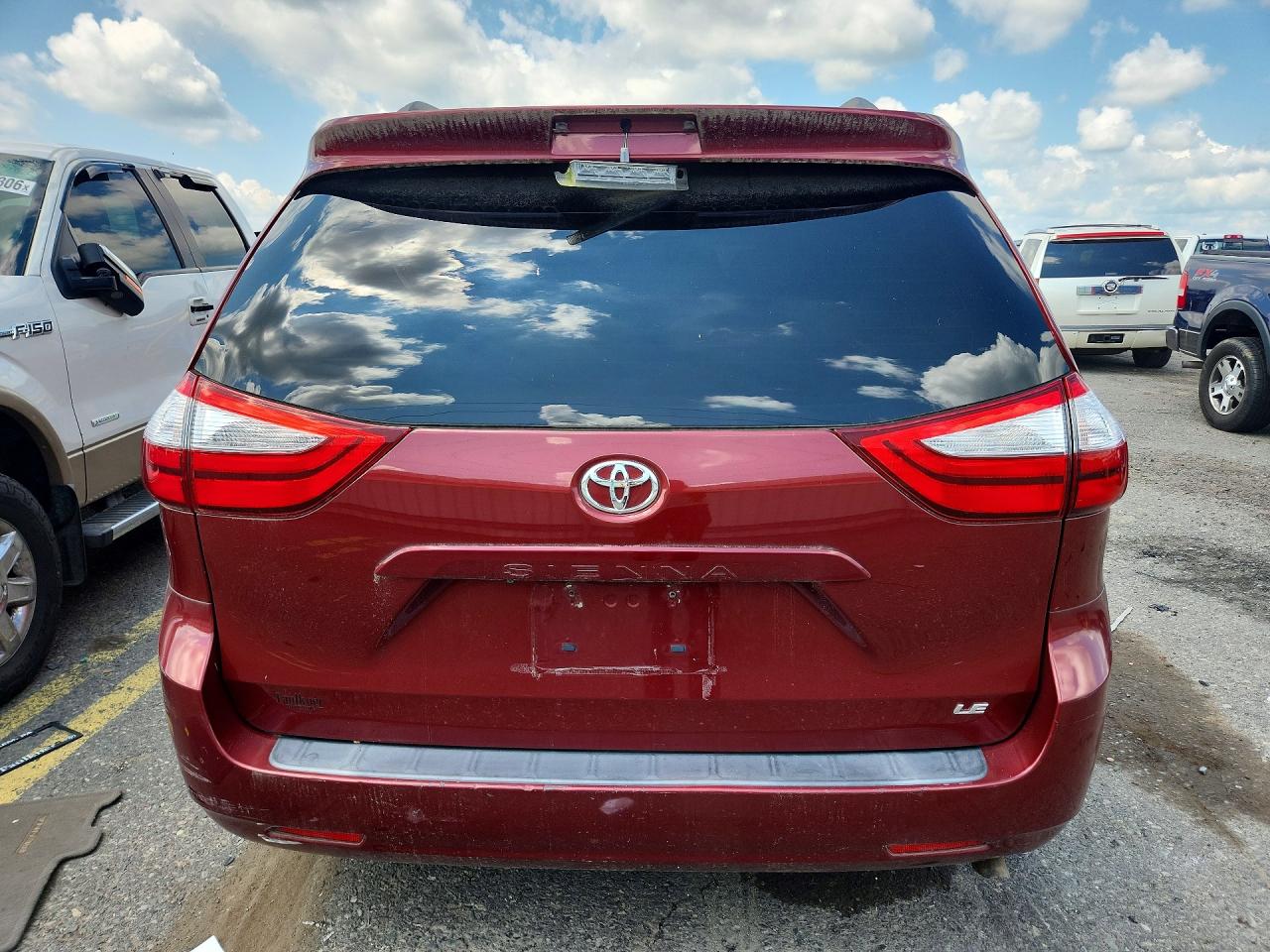 2015 Toyota Sienna Le Red vin: 5TDKK3DC1FS546577