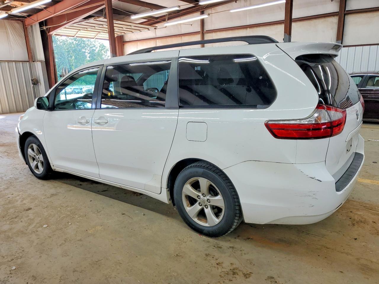 2015 Toyota Sienna Le White vin: 5TDKK3DC1FS560804