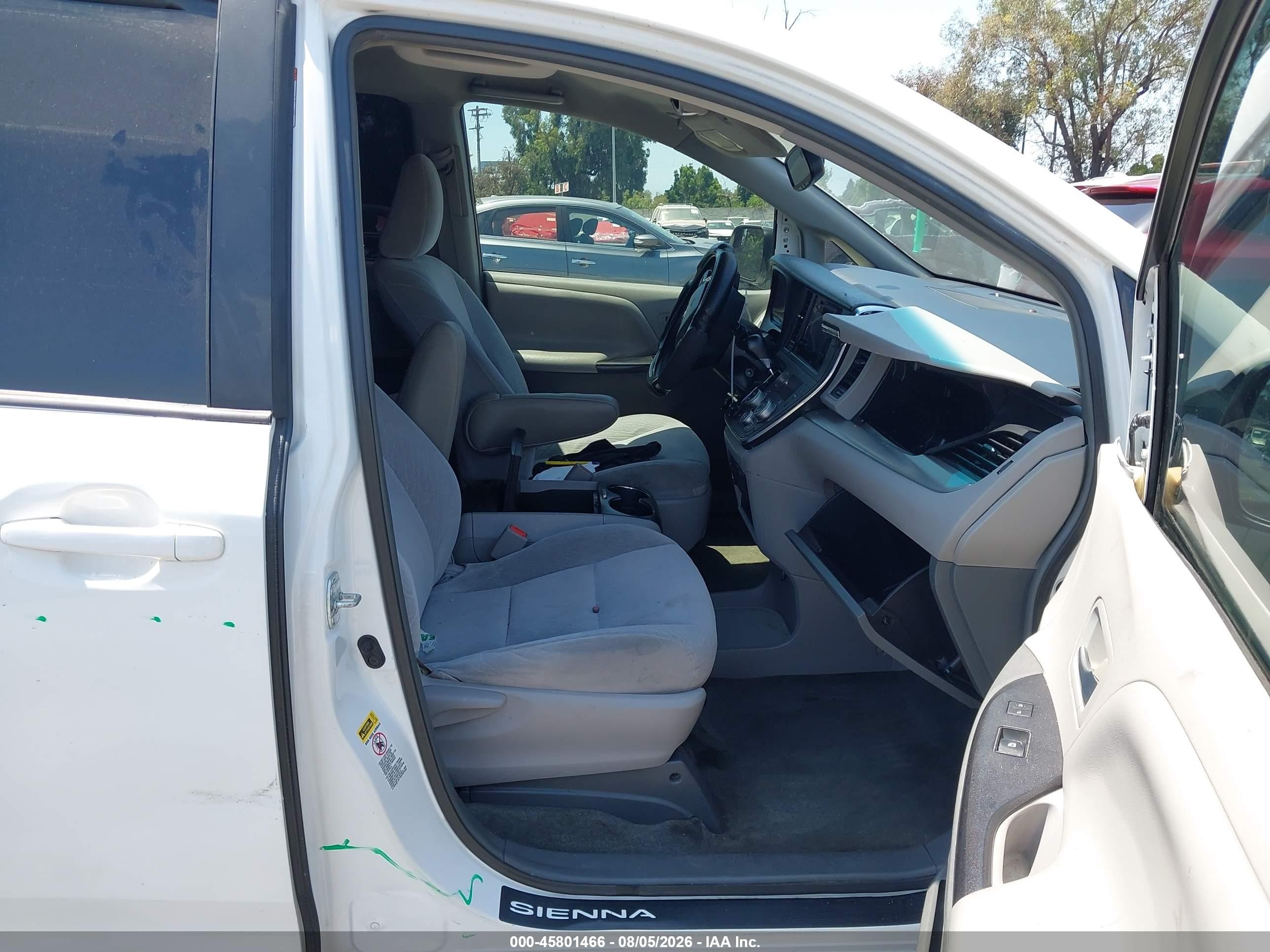 2015 Toyota Sienna Le 8 Passenger Белый vin: 5TDKK3DC1FS573987