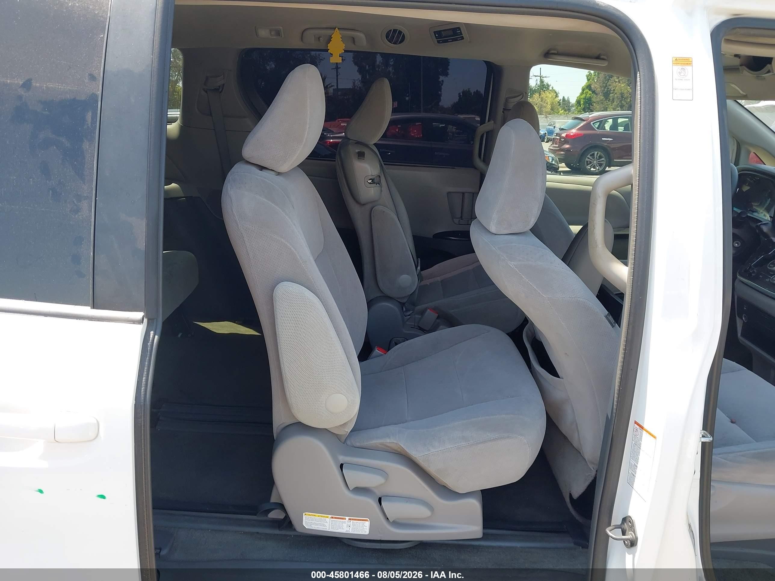 2015 Toyota Sienna Le 8 Passenger Белый vin: 5TDKK3DC1FS573987