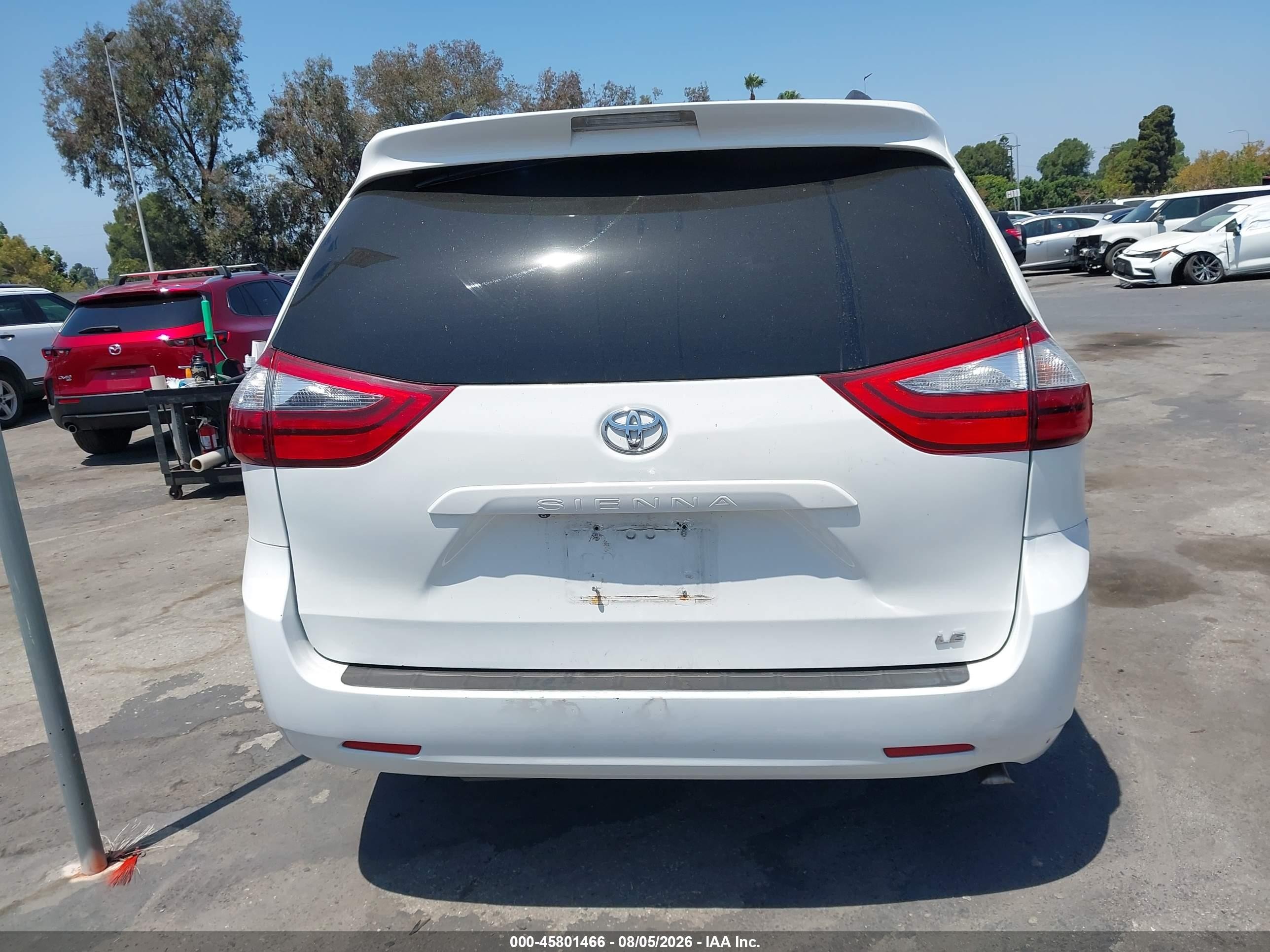 2015 Toyota Sienna Le 8 Passenger Белый vin: 5TDKK3DC1FS573987