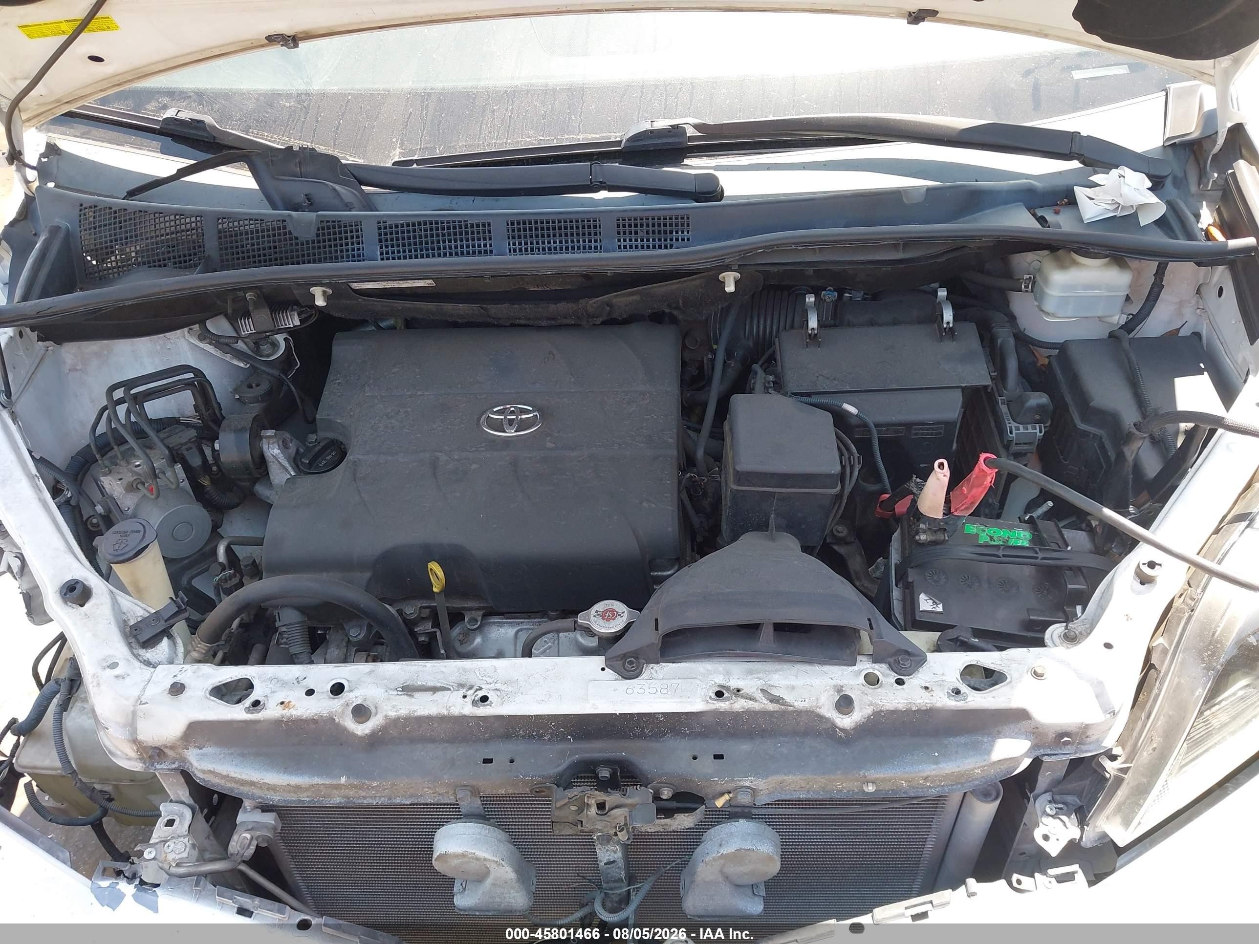 2015 Toyota Sienna Le 8 Passenger Белый vin: 5TDKK3DC1FS573987