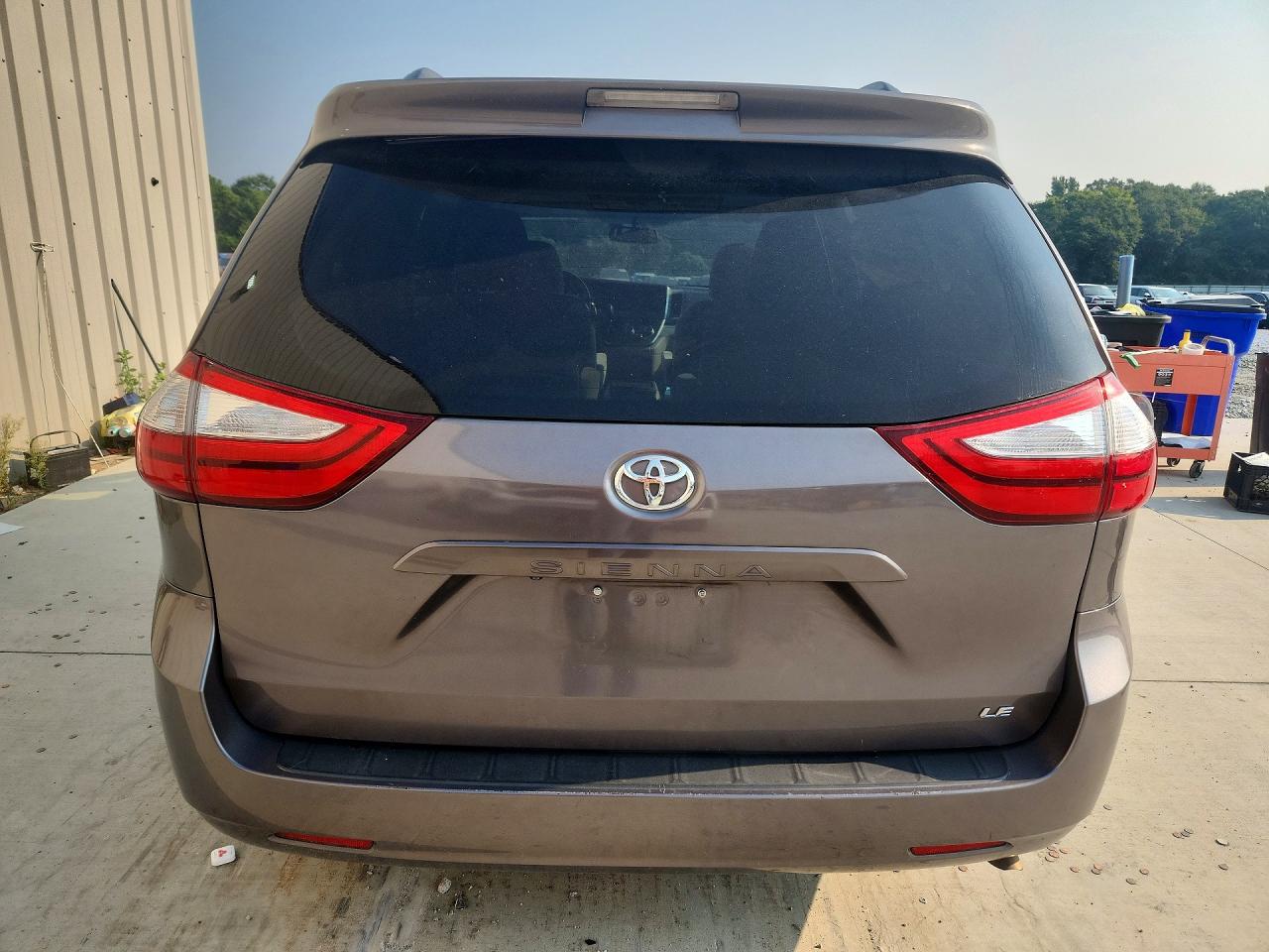 2015 Toyota Sienna Le Gray vin: 5TDKK3DC1FS574928
