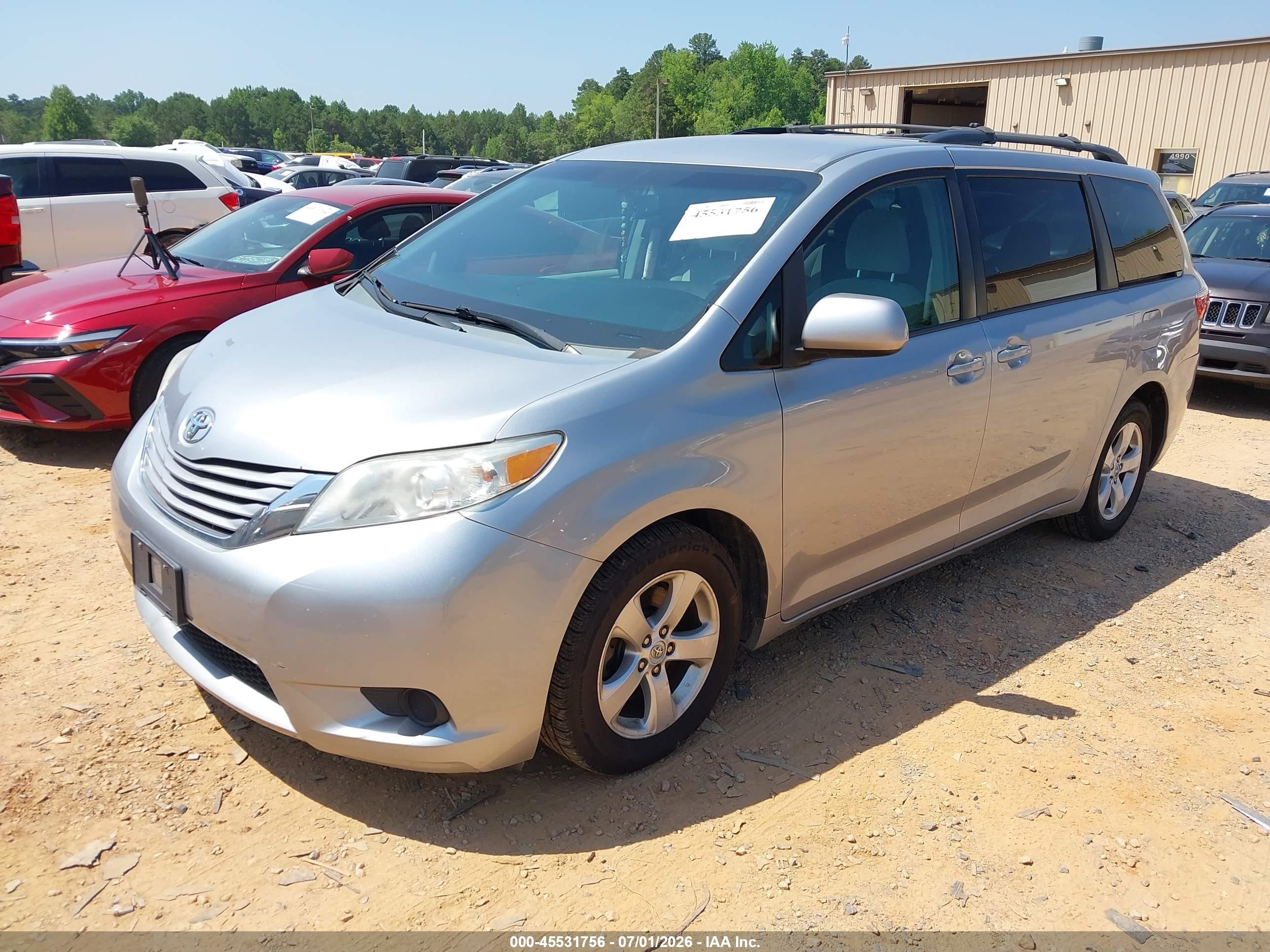 2015 Toyota Sienna Le 8 Passenger Серебряный vin: 5TDKK3DC1FS605241