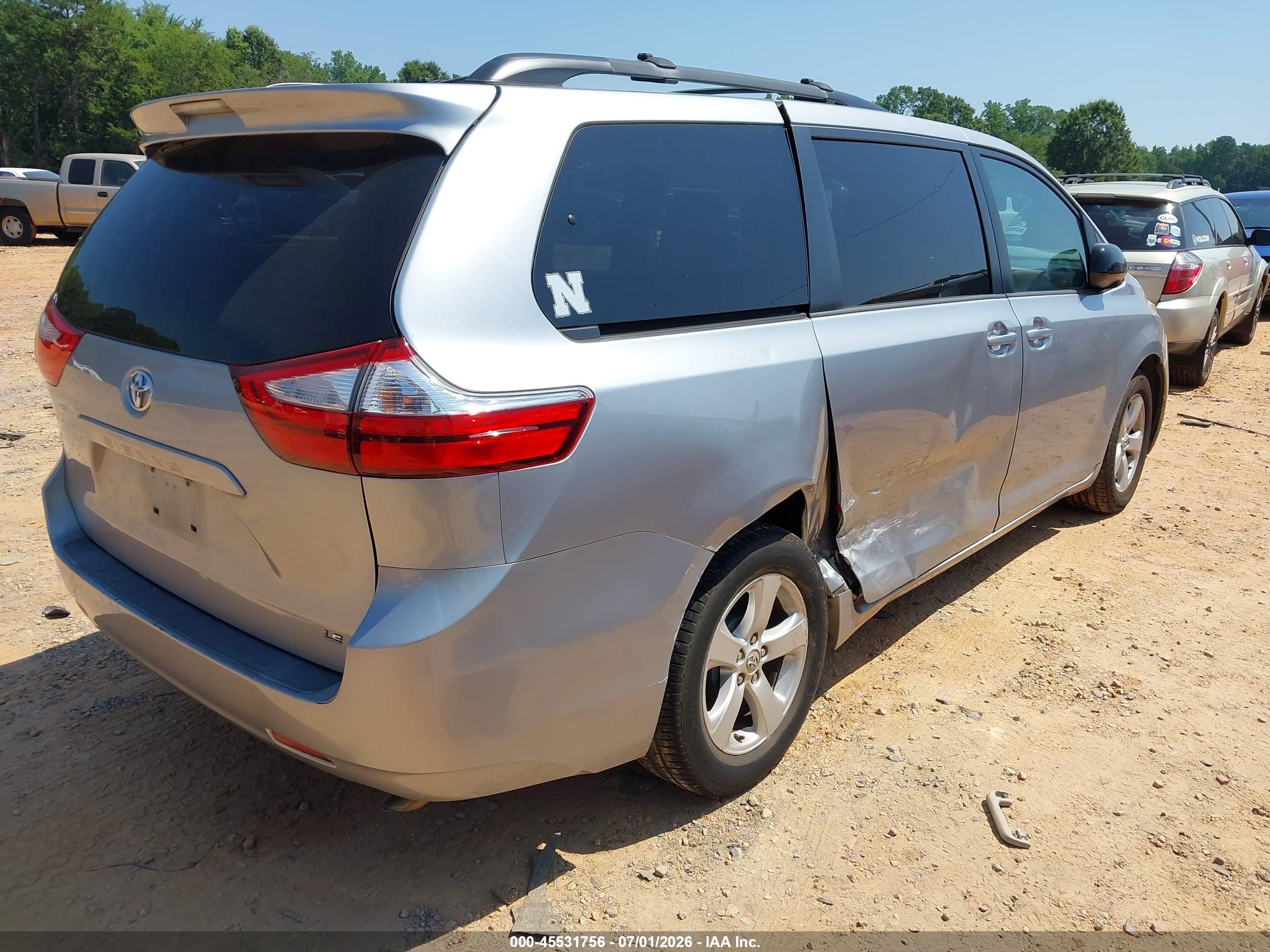 2015 Toyota Sienna Le 8 Passenger Серебряный vin: 5TDKK3DC1FS605241