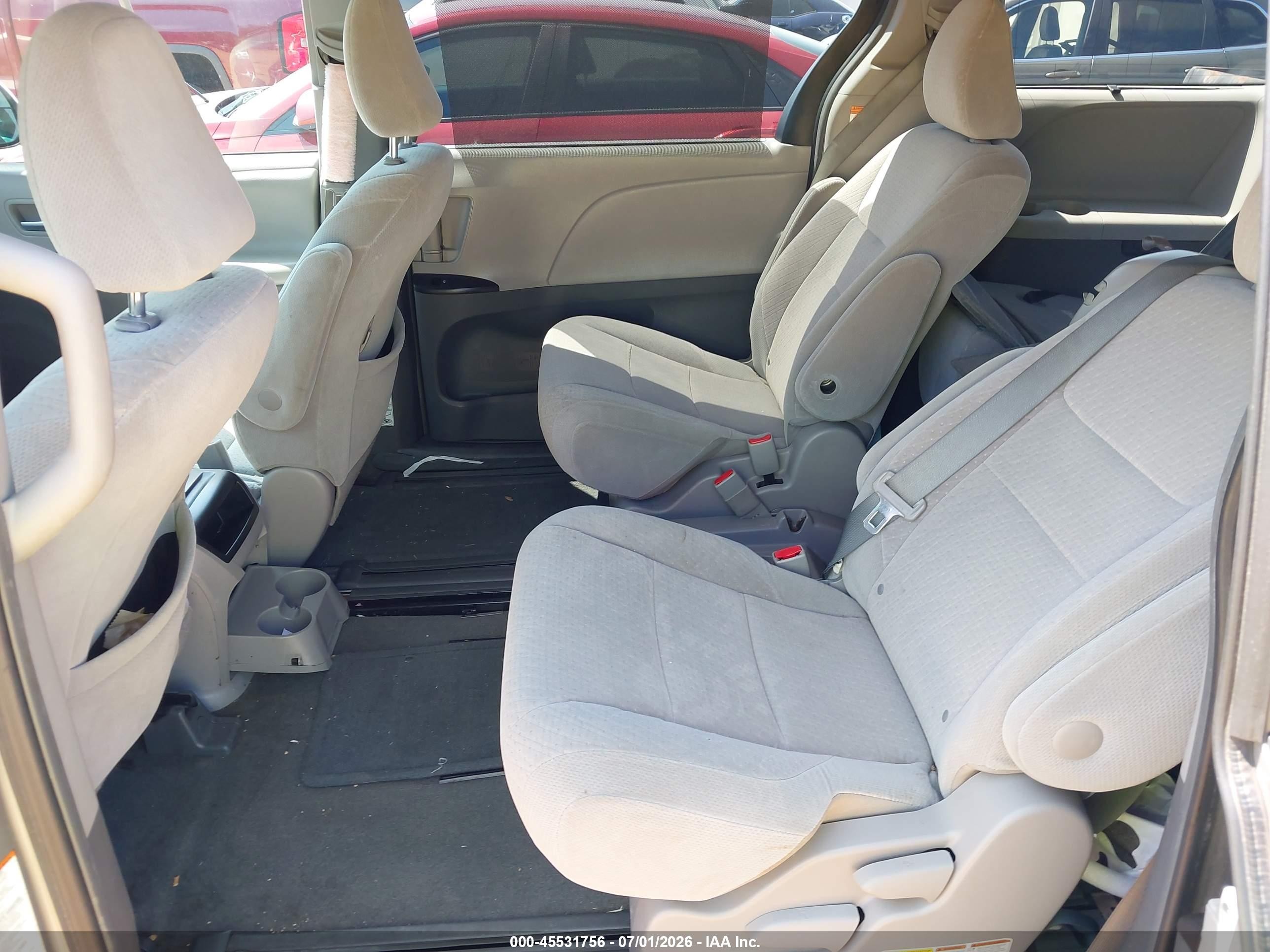2015 Toyota Sienna Le 8 Passenger Серебряный vin: 5TDKK3DC1FS605241