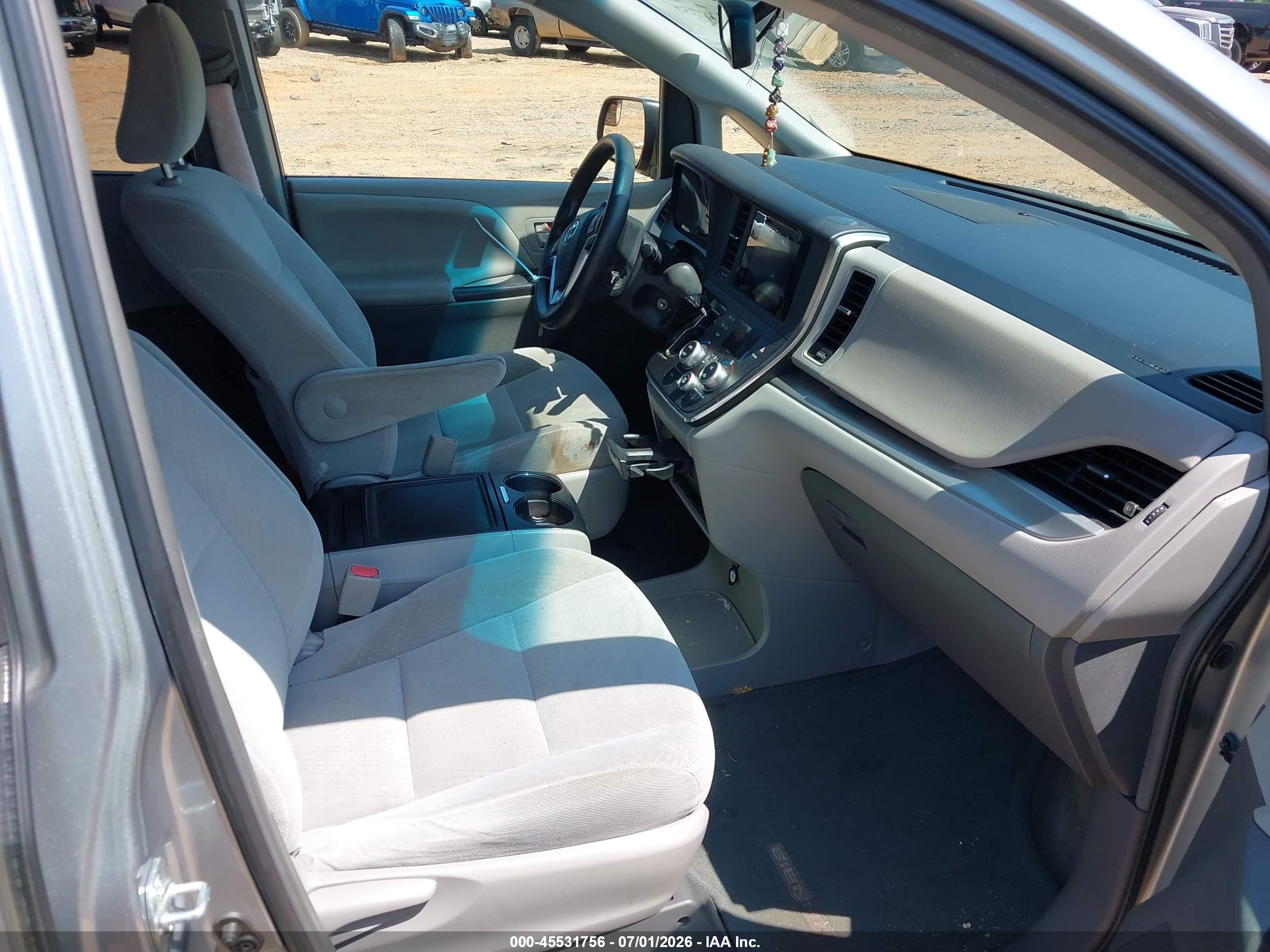2015 Toyota Sienna Le 8 Passenger Серебряный vin: 5TDKK3DC1FS605241