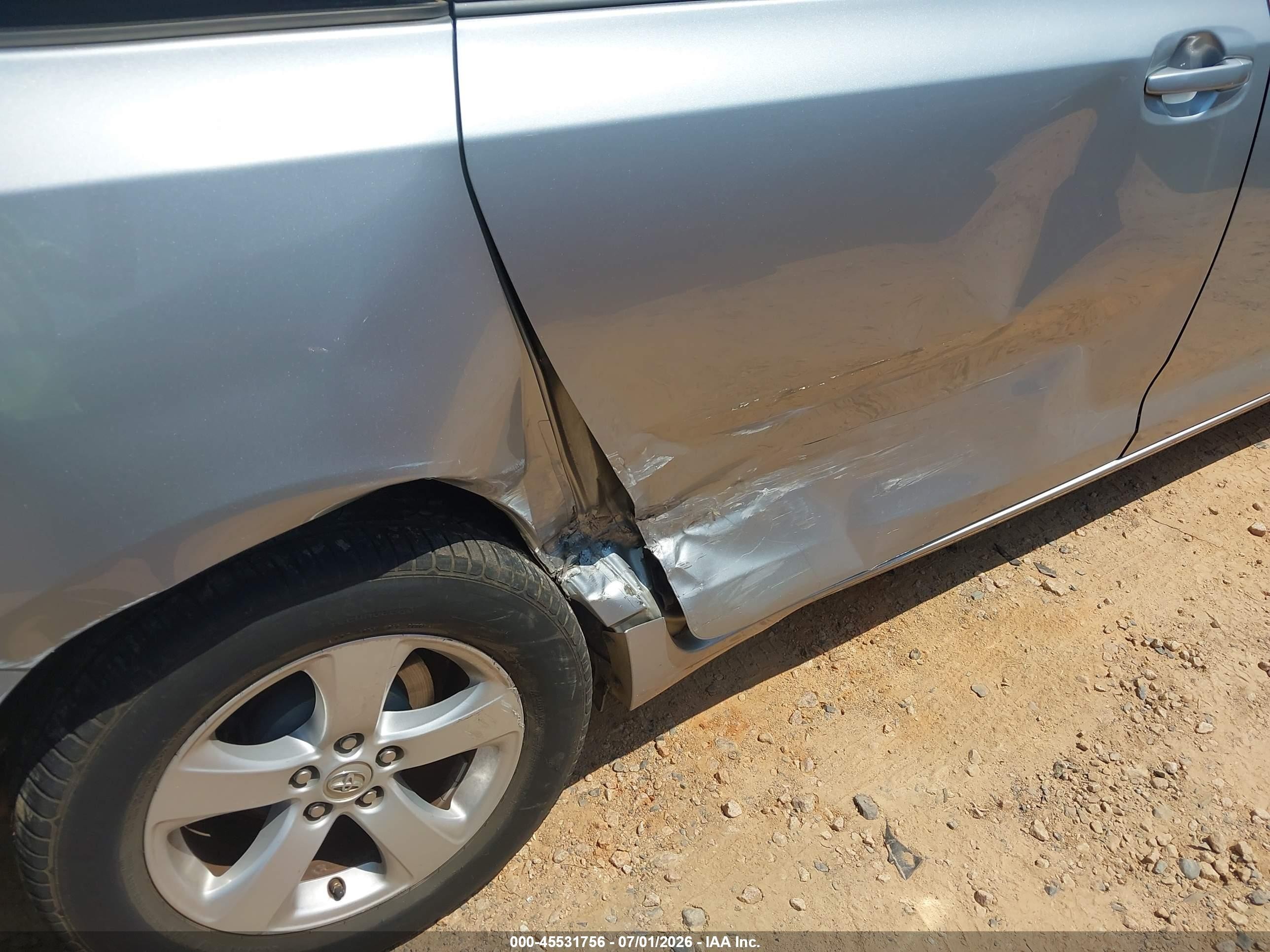 2015 Toyota Sienna Le 8 Passenger Серебряный vin: 5TDKK3DC1FS605241