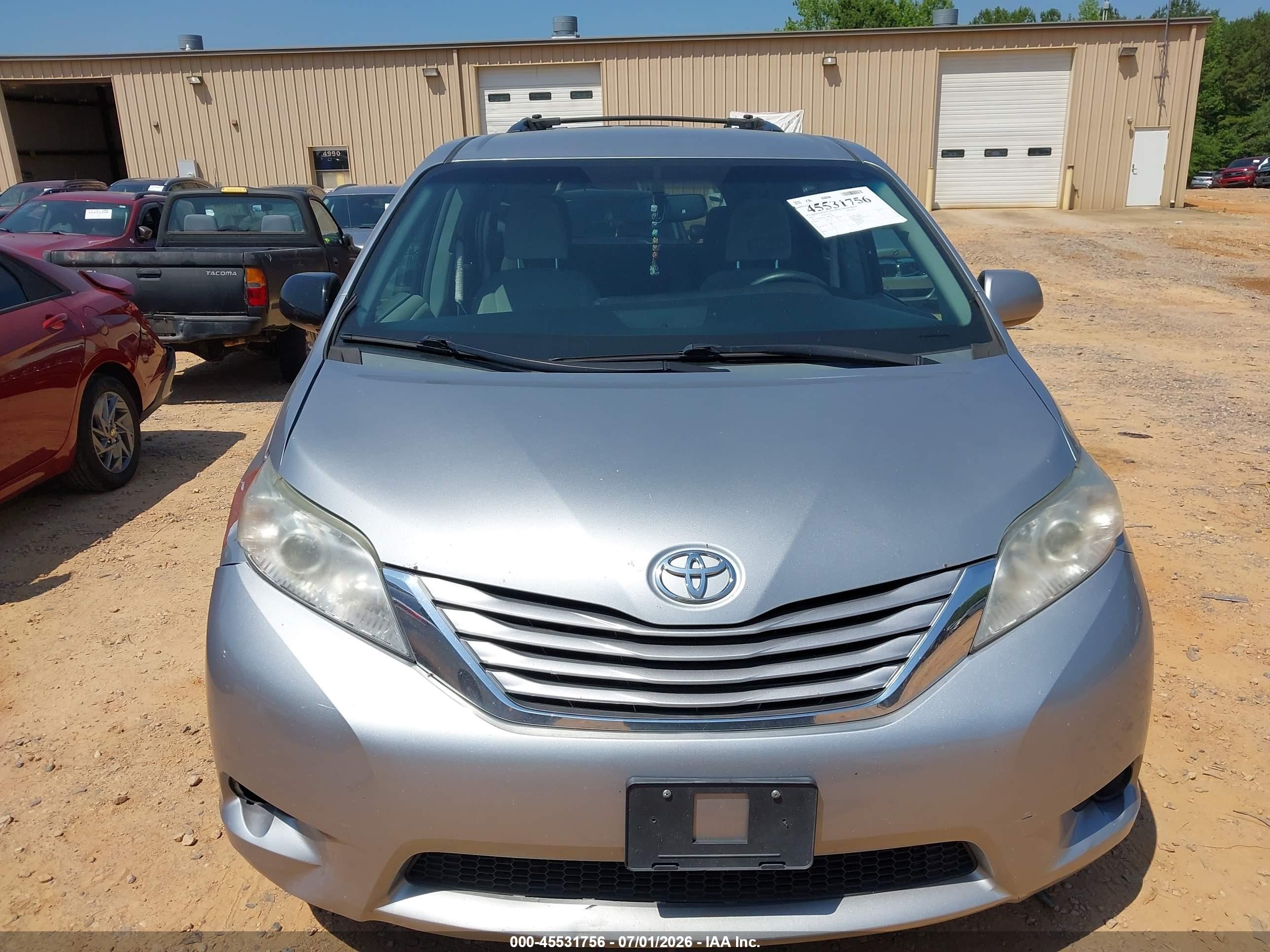 2015 Toyota Sienna Le 8 Passenger Серебряный vin: 5TDKK3DC1FS605241