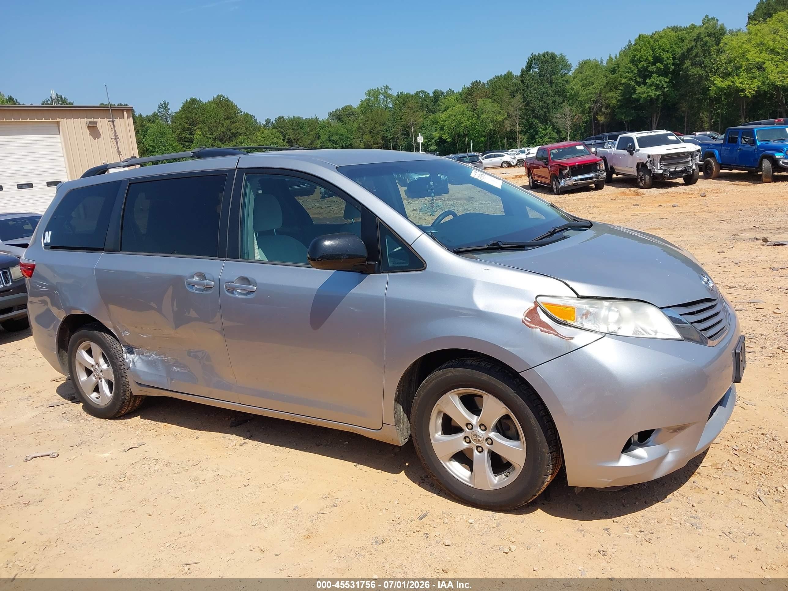 2015 Toyota Sienna Le 8 Passenger Серебряный vin: 5TDKK3DC1FS605241