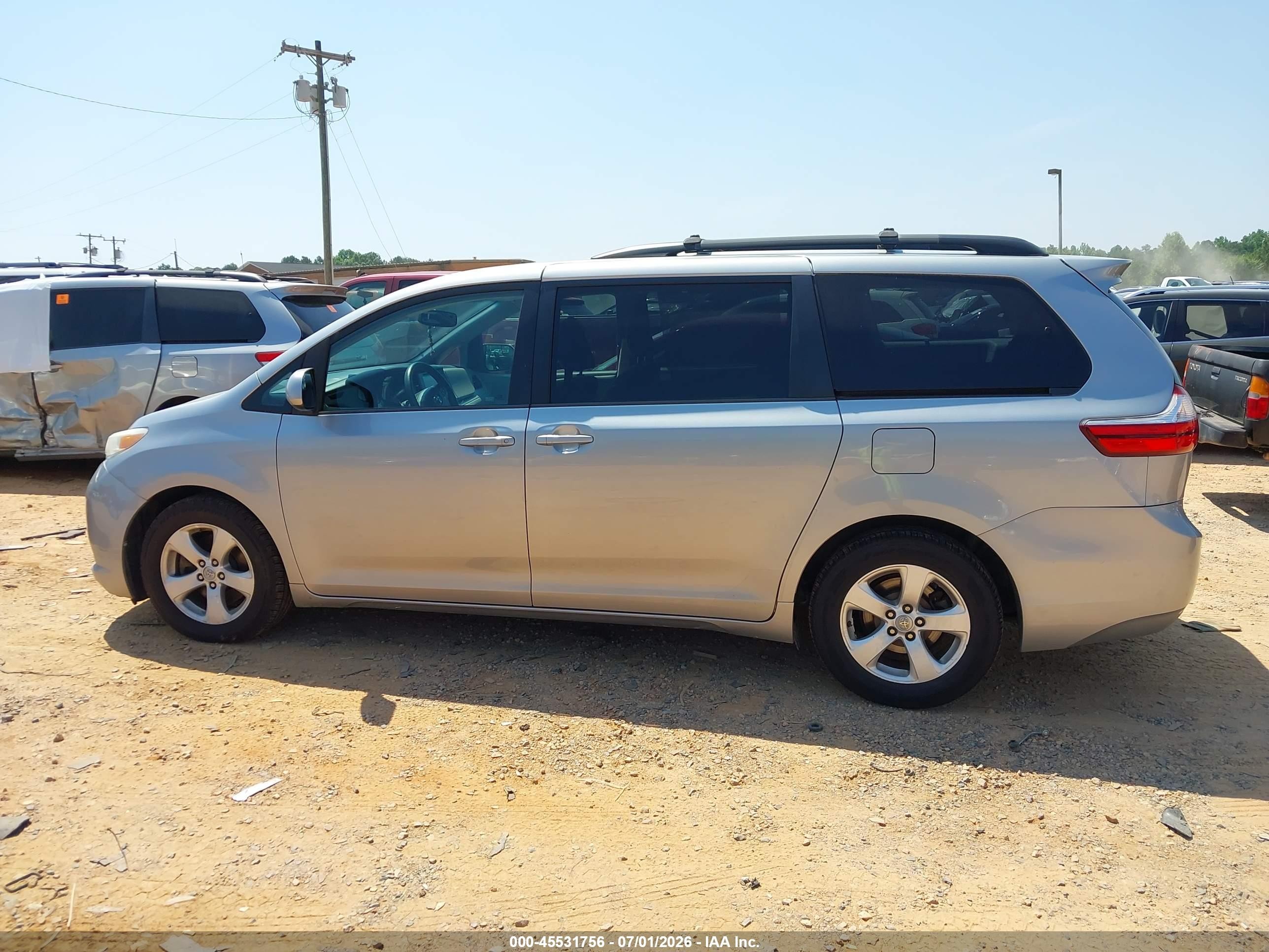 2015 Toyota Sienna Le 8 Passenger Серебряный vin: 5TDKK3DC1FS605241