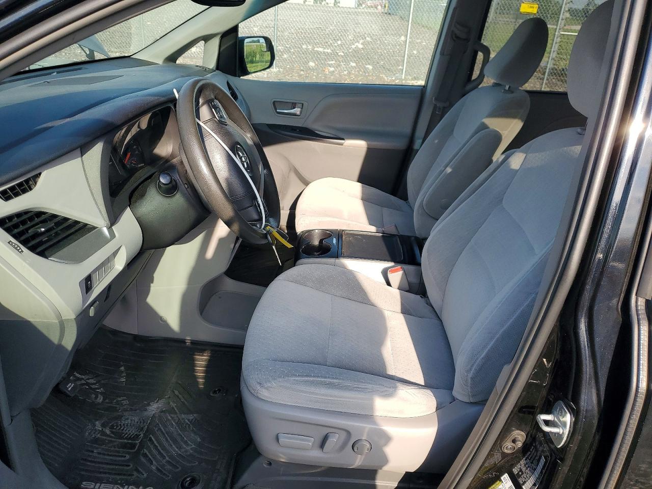 2015 Toyota Sienna Le Black vin: 5TDKK3DC1FS605787