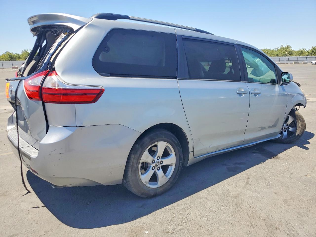 2015 Toyota Sienna Le Silver vin: 5TDKK3DC1FS621262