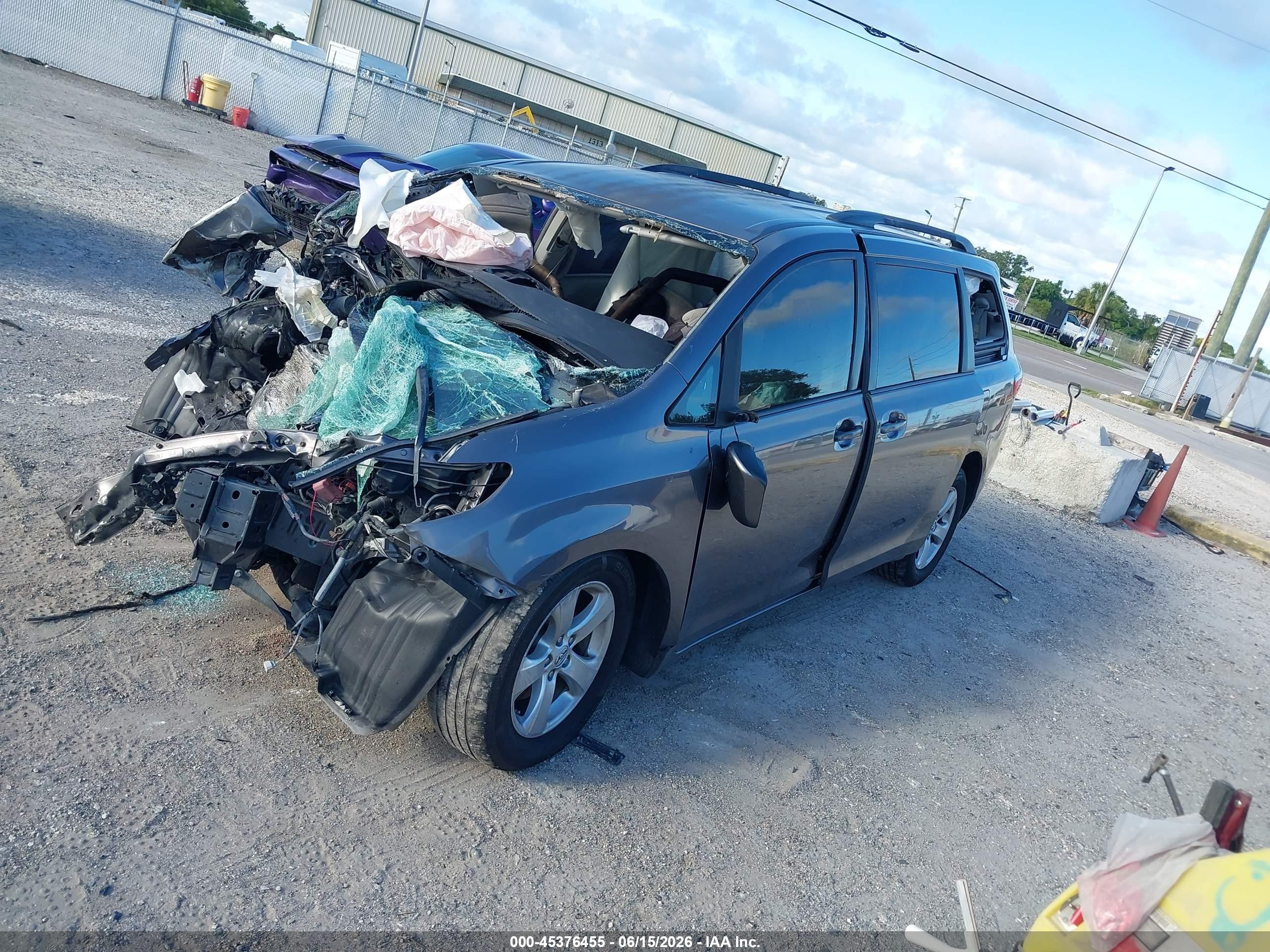 2015 Toyota Sienna Le 8 Passenger Серый vin: 5TDKK3DC1FS621553