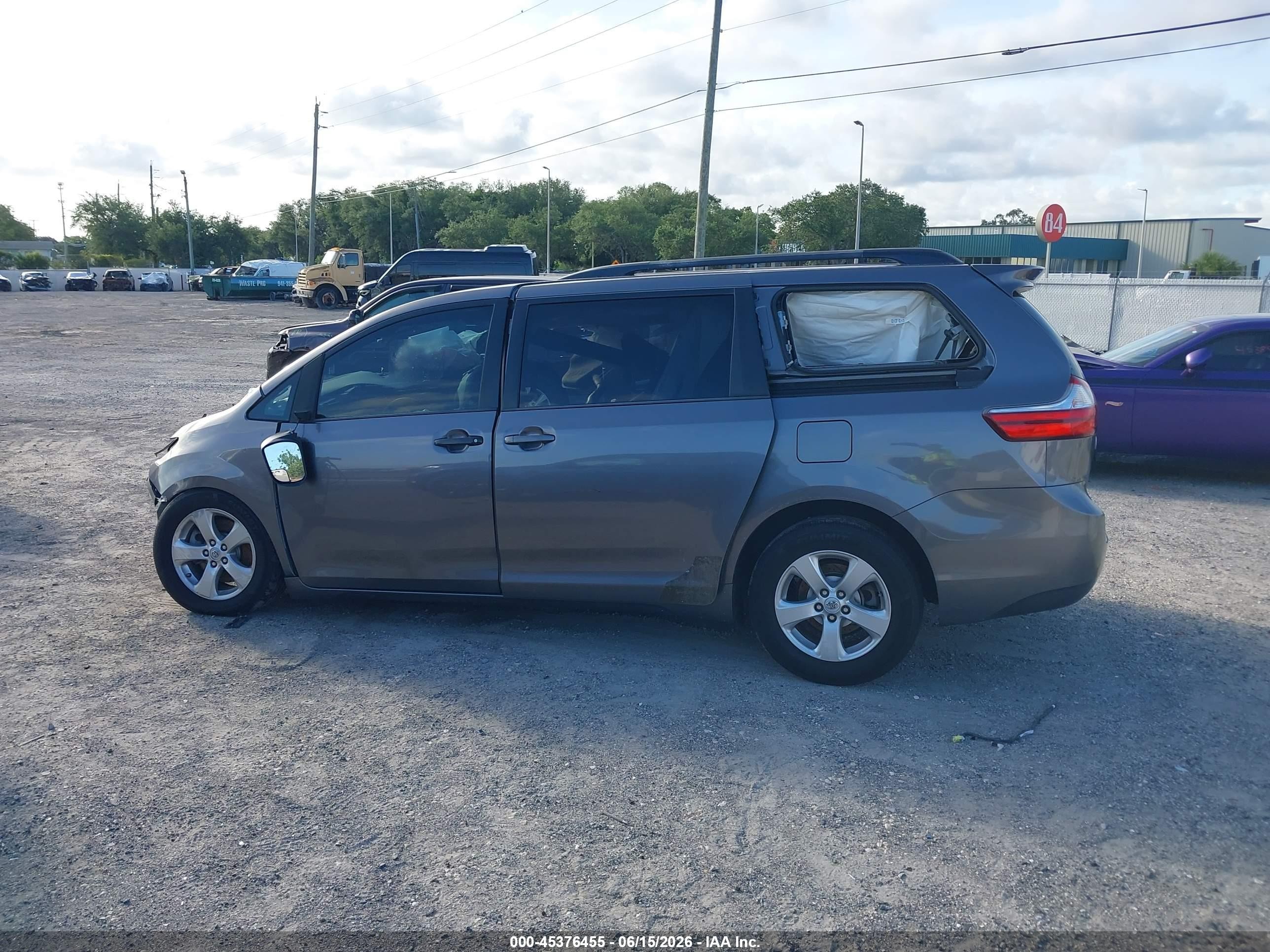 2015 Toyota Sienna Le 8 Passenger Серый vin: 5TDKK3DC1FS621553