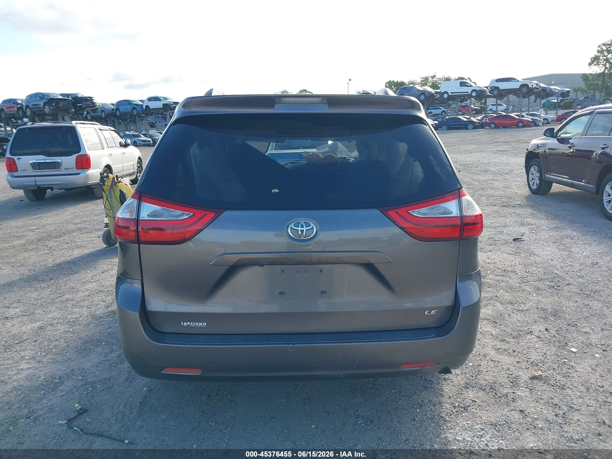 2015 Toyota Sienna Le 8 Passenger Серый vin: 5TDKK3DC1FS621553