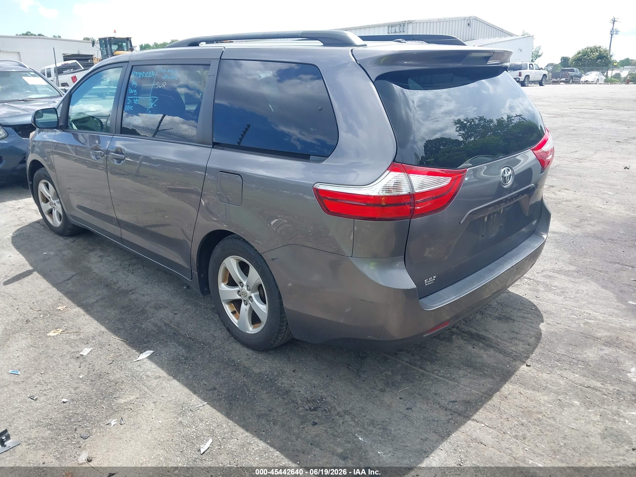 2015 Toyota Sienna Le 8 Passenger Серый vin: 5TDKK3DC1FS624503