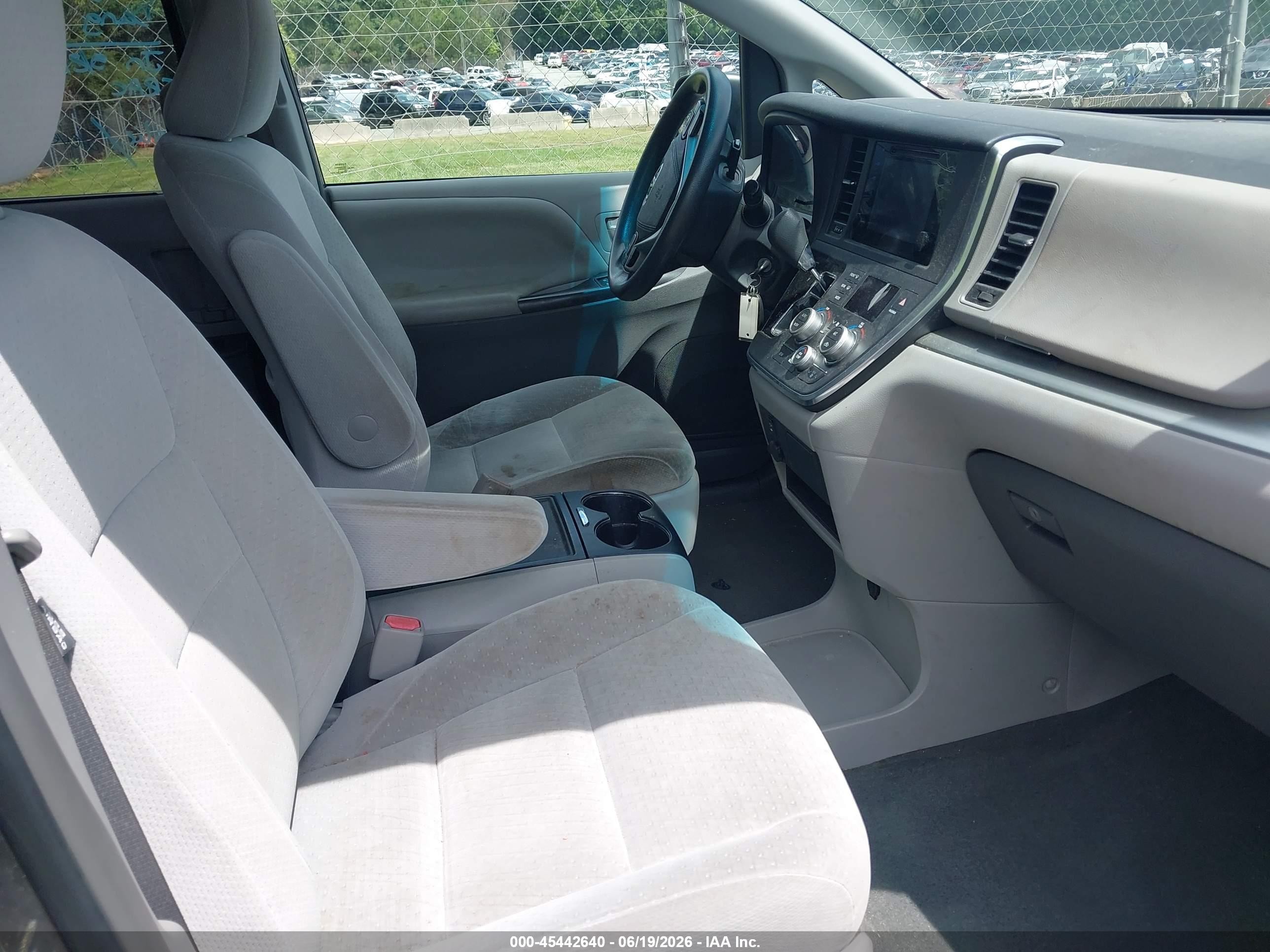 2015 Toyota Sienna Le 8 Passenger Серый vin: 5TDKK3DC1FS624503